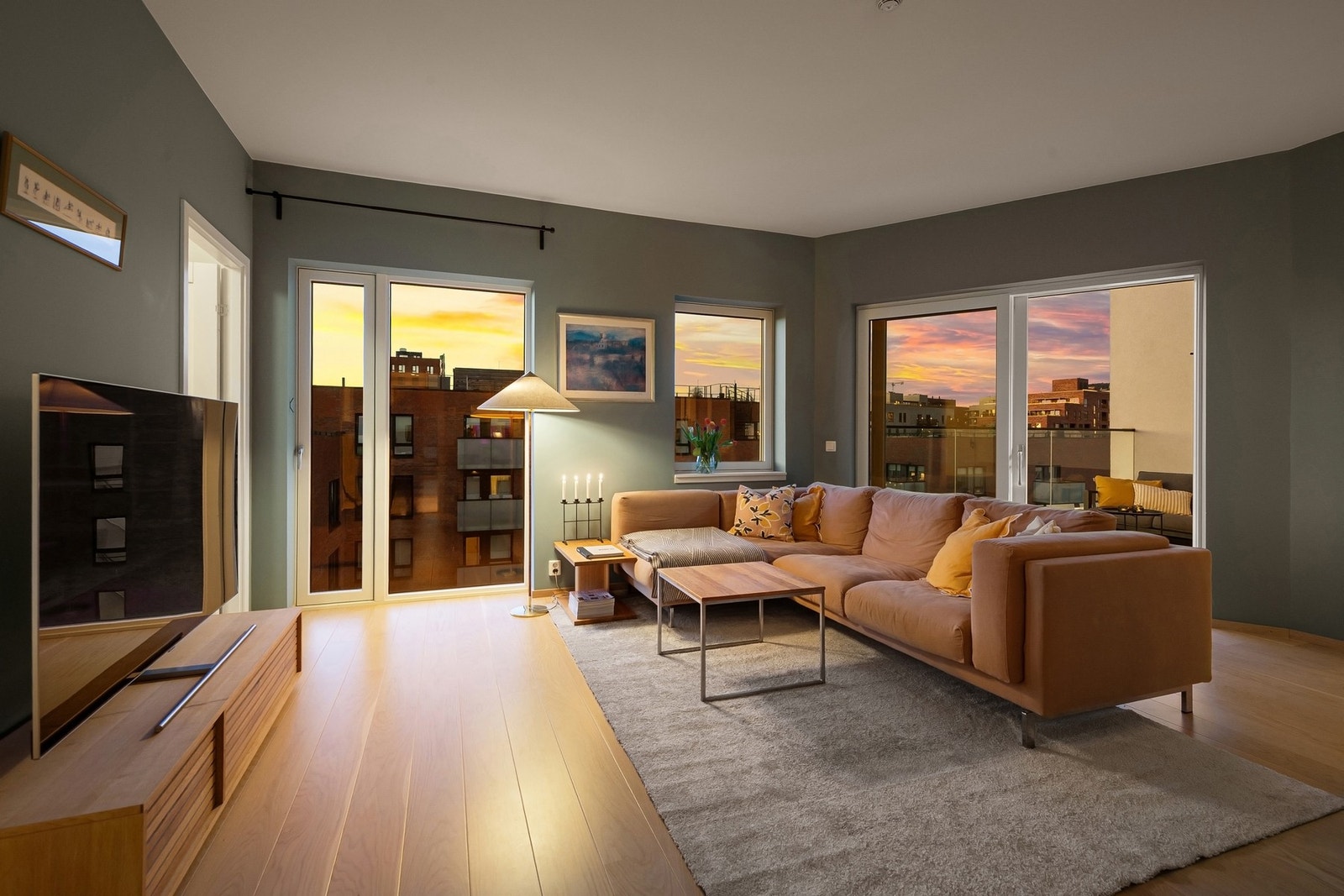 Stuen har en takhøyde på ca. 2,75 meter og fremstår både lys og luftig med store vindusflater Galleribilde