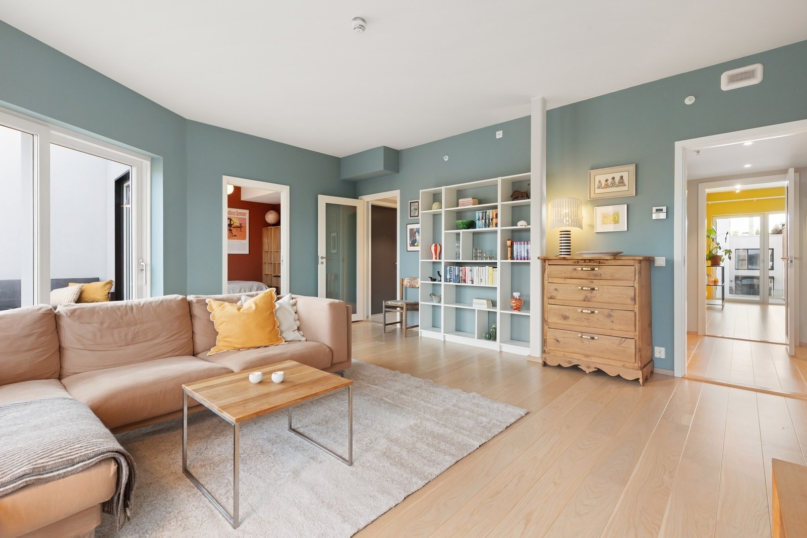 Her får du en romslig og lys 3-roms toppleilighet med åpen gjennomgående planløsning og masse lysinnslipp Galleribilde