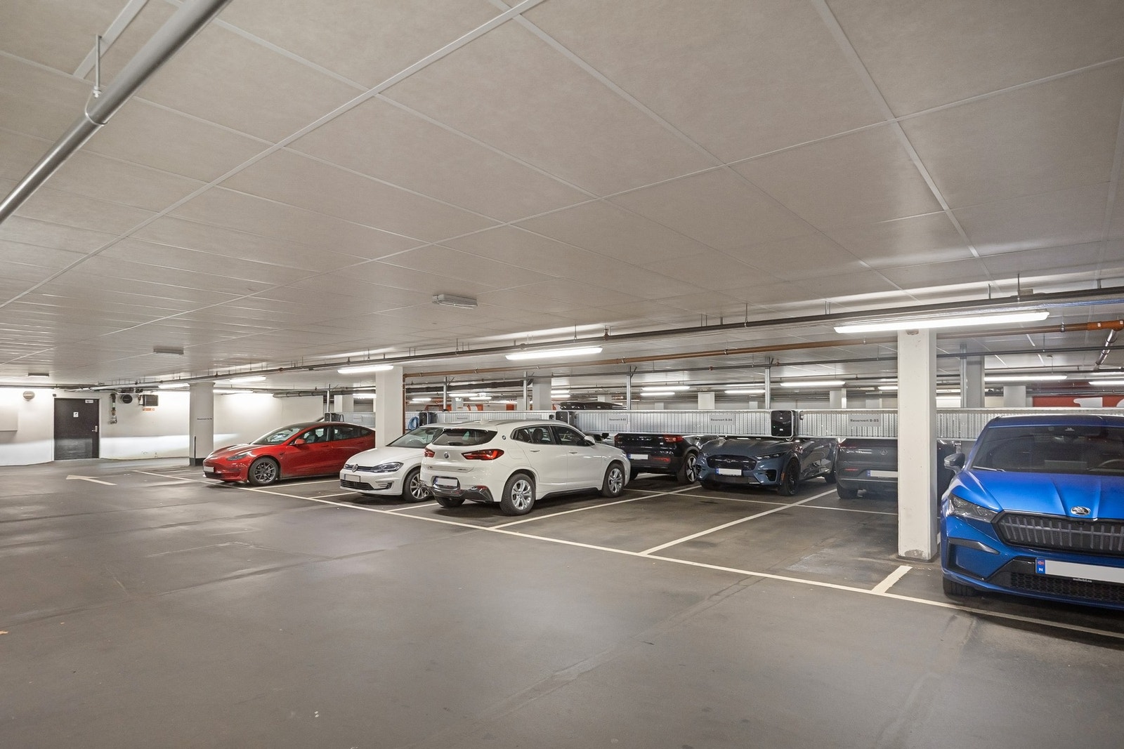 Det er heisadkomst i bygget som tar deg ned til felles garasjekjeller og bodrom. Galleribilde