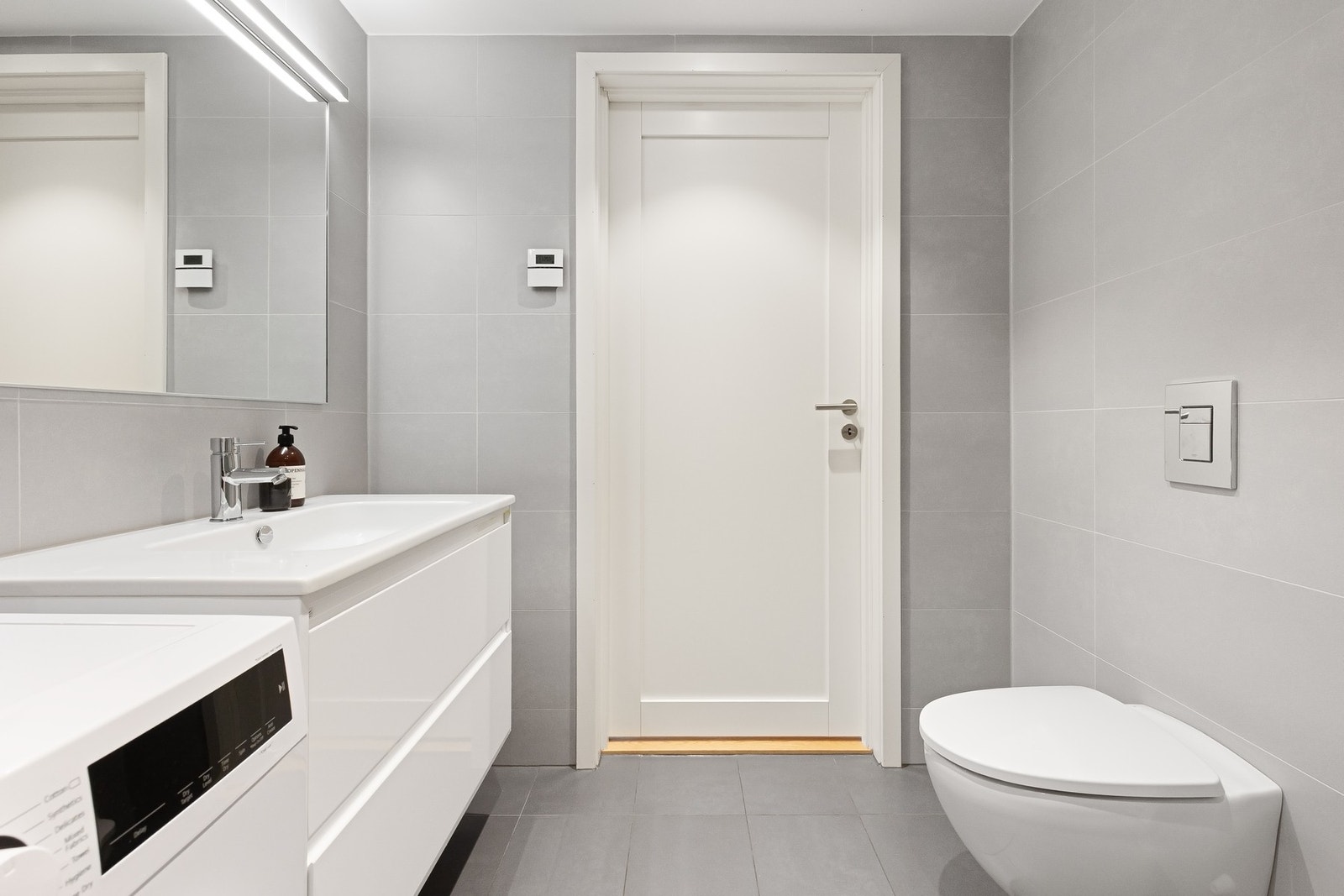 Opplegg for vaskemaskin og tørketrommel er praktisk integrert, og vannbåren gulvvarme sørger for en lun og behagelig start på dagen Galleribilde