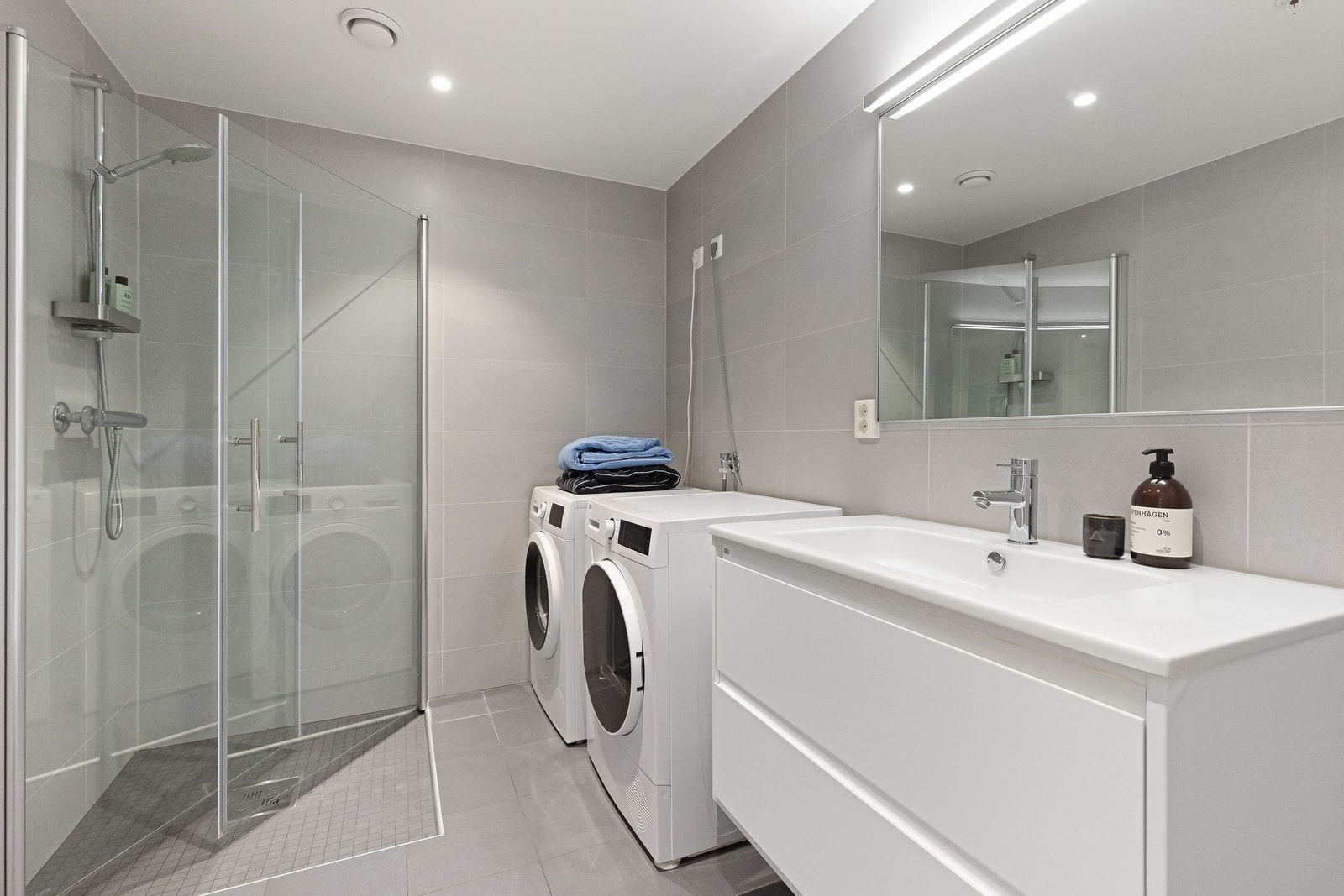 Badet har en takhøyde på ca. 2,22 meter, downlights i tak, balansert ventilasjon Galleribilde