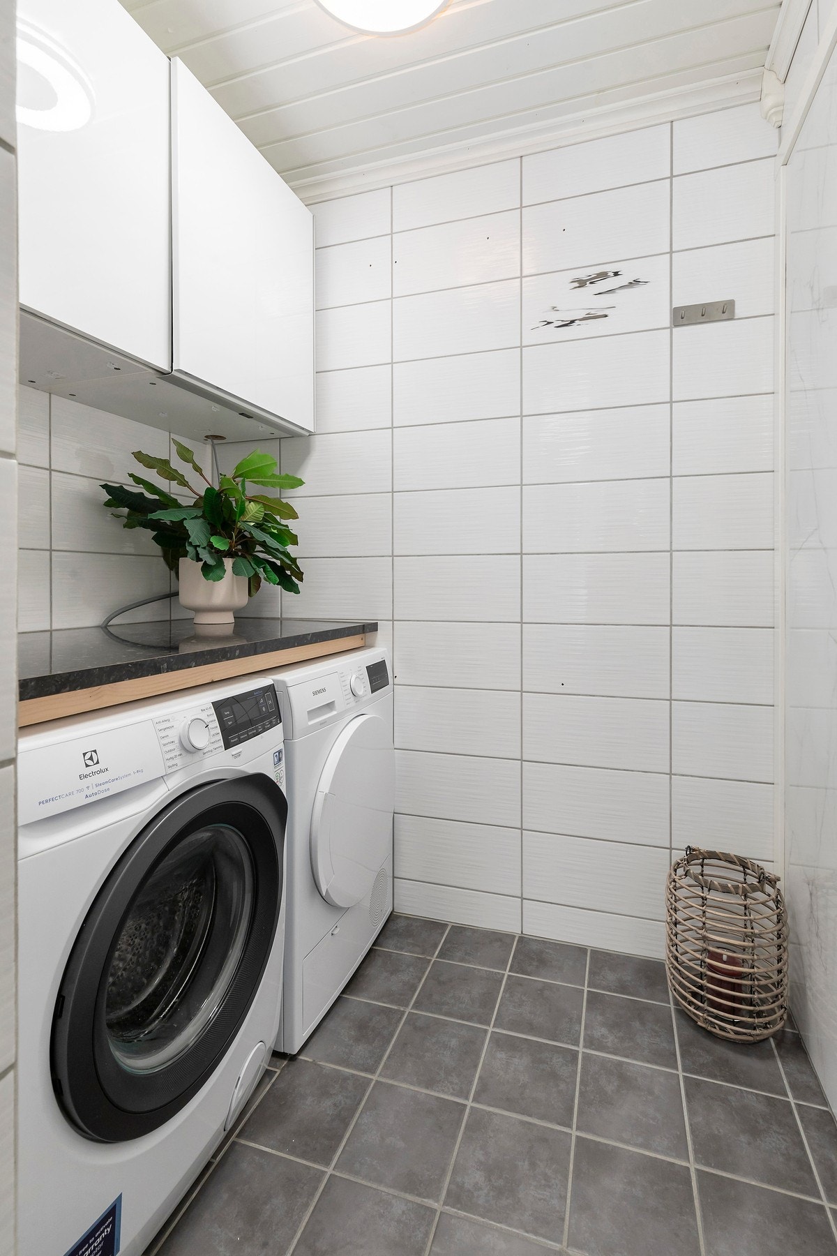 Praktisk vaskerom i tilknytning til badet med plass til vaskemaskin og tørketrommel. Galleribilde