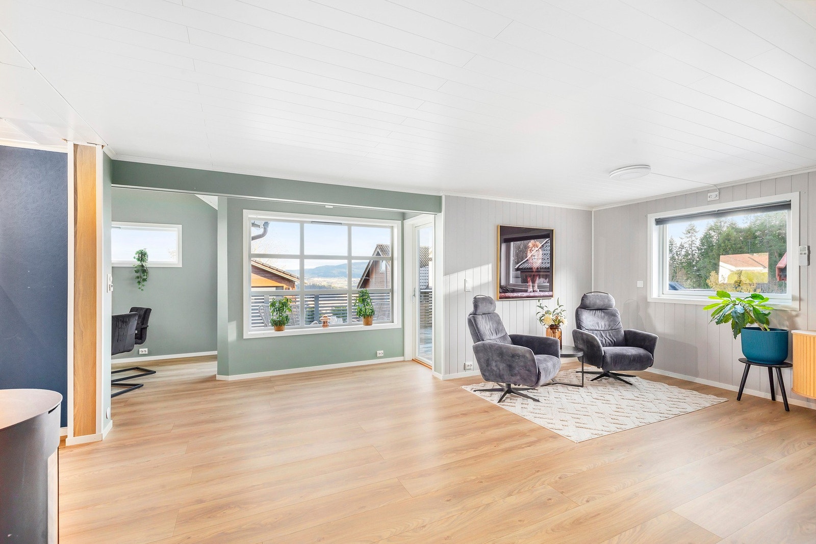 Romslig stue på 55 kvm som er delt opp i flere hyggelige soner, med god plass til diverse møblement. Galleribilde