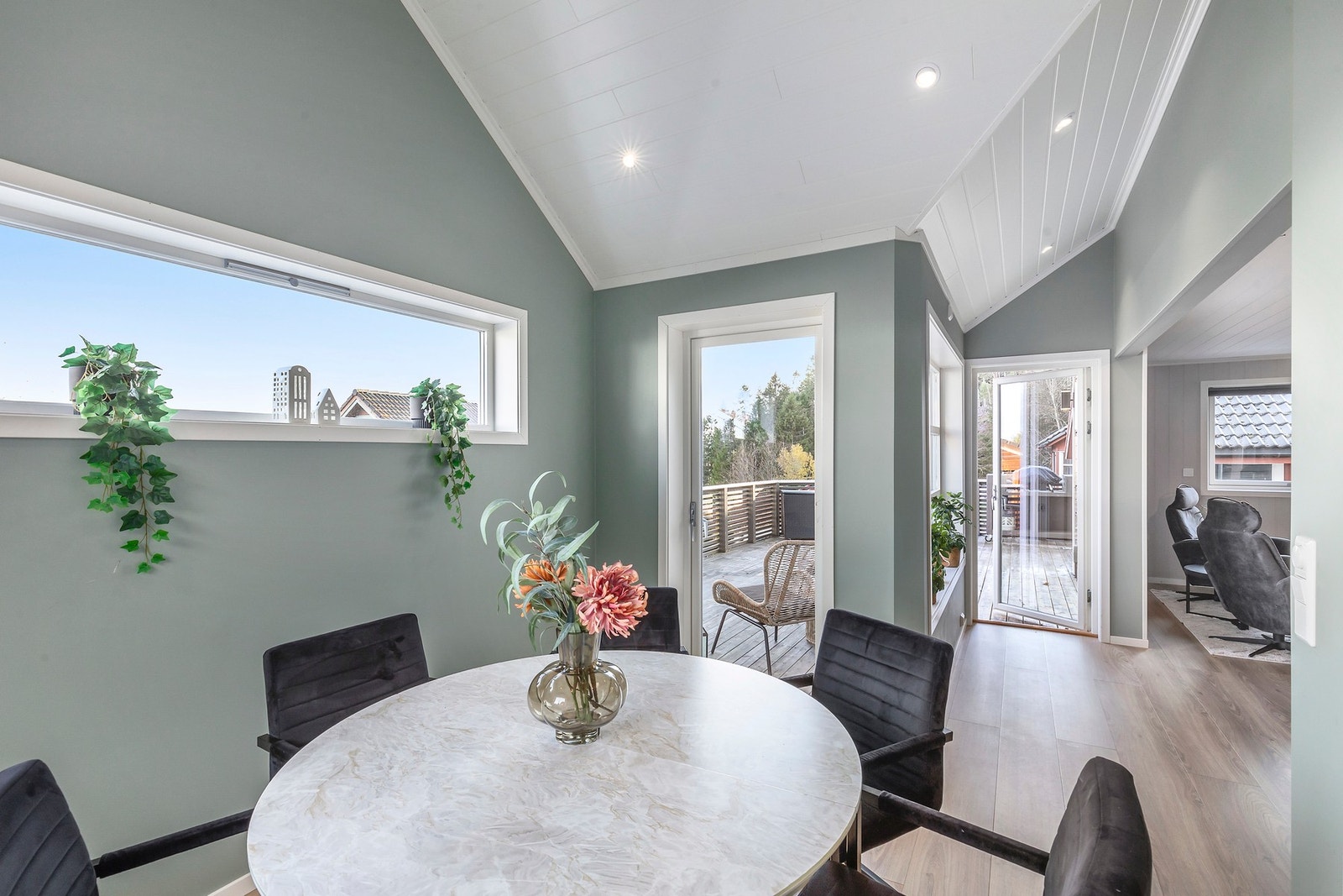 En lys og trivelig bolig - rikelig med vindusposter og utgang til terrasse fra stuen. Galleribilde