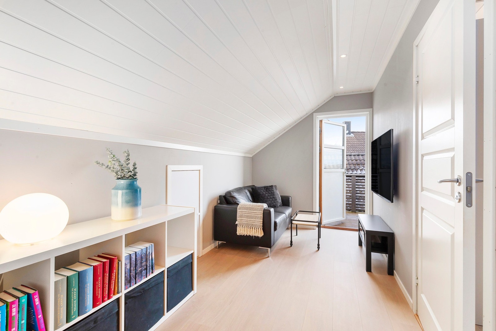 Loftstue med kneloft, downlights i tak og utgang til balkong. Galleribilde