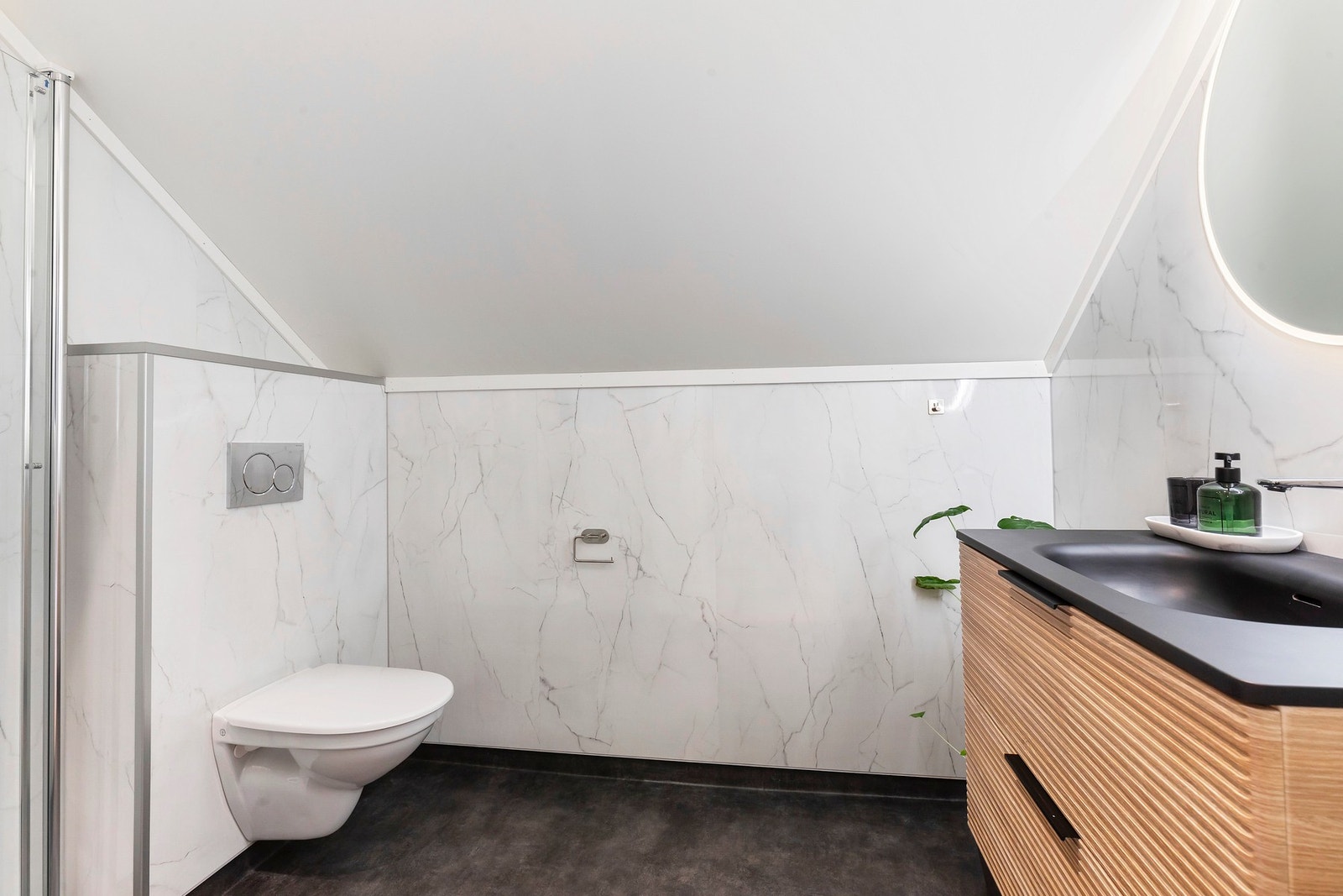 Boligen har 2 baderom og vaskerom. Baderom i 2. etasje er pusset opp i 2024 med stilige baderomsplater og belegg på gulv. Galleribilde