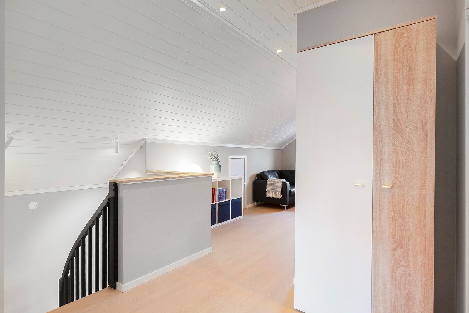 Det er laminat på gulv, malte overflater på vegger og mdf-panel i tak. Fastmontert garderobeskap i mellomgang. Galleribilde