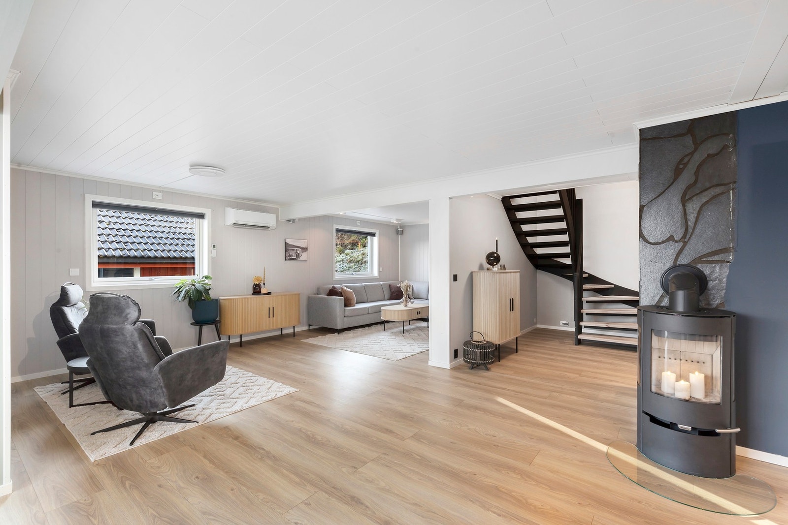 1. etasje rommer gang, bod, bad, vaskerom, stue, kjøkken og spisestue med utgang til terrasse. Galleribilde