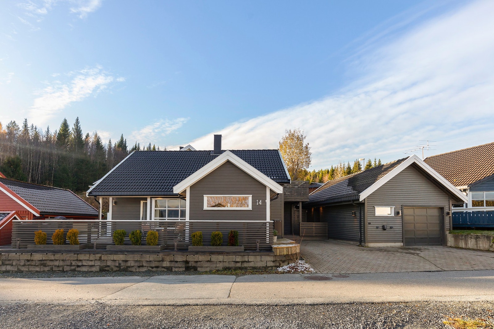 Garasje og stenbelagt gårdsplass. Taket er skiftet i 2018/2019 - Dagens eiere har installert nytt sikringsskap, elbillader og opplegg av el i garasje i 2024. Galleribilde