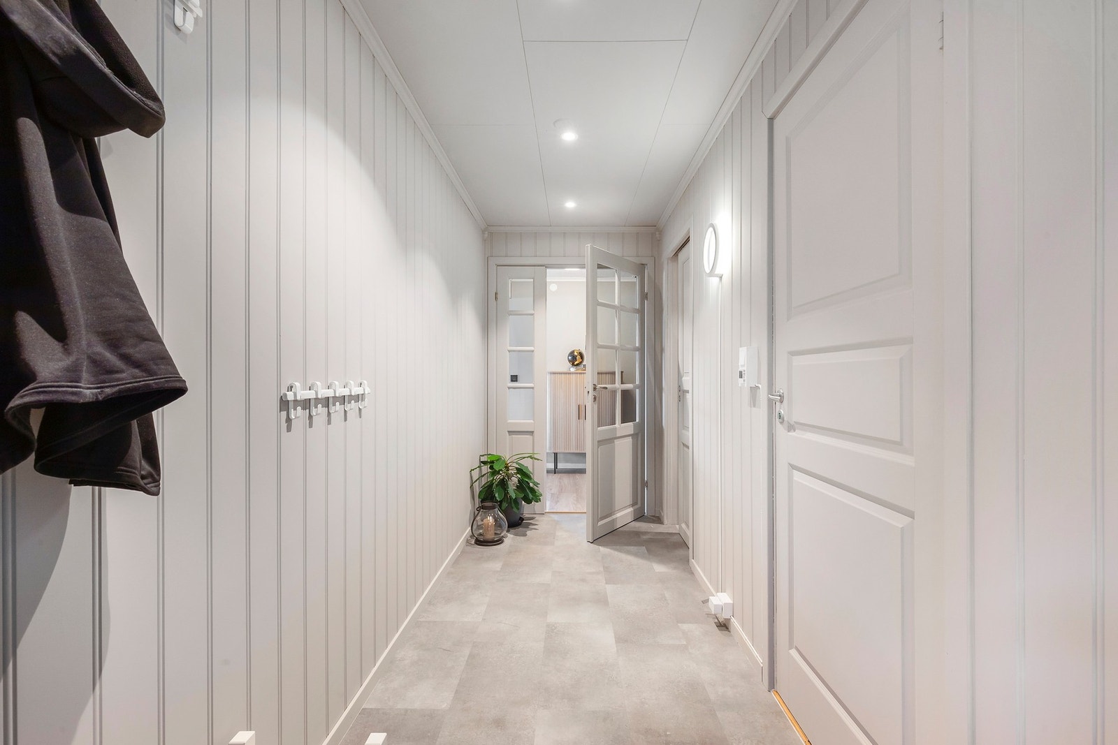 Velkommen inn! Lys og hyggelig entré med varme i gulv og dimbare downlights. Galleribilde