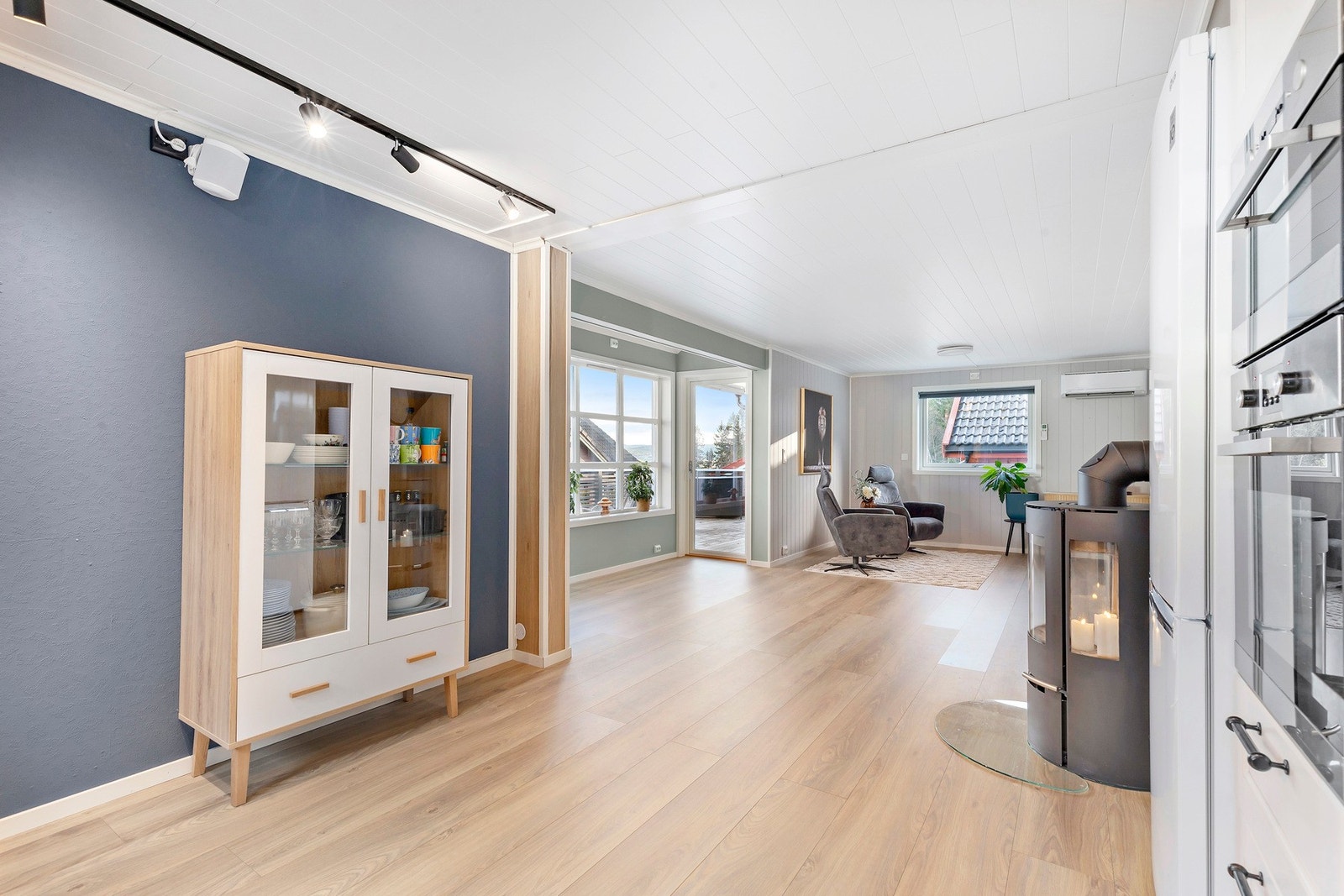 Flott laminat på gulv og lekre spotskinner i tak. Vinduer er skiftet i 2013, 2015 og 2018 (alle bortsett fra verandadør oppe og stort vindu i karnapp). Galleribilde