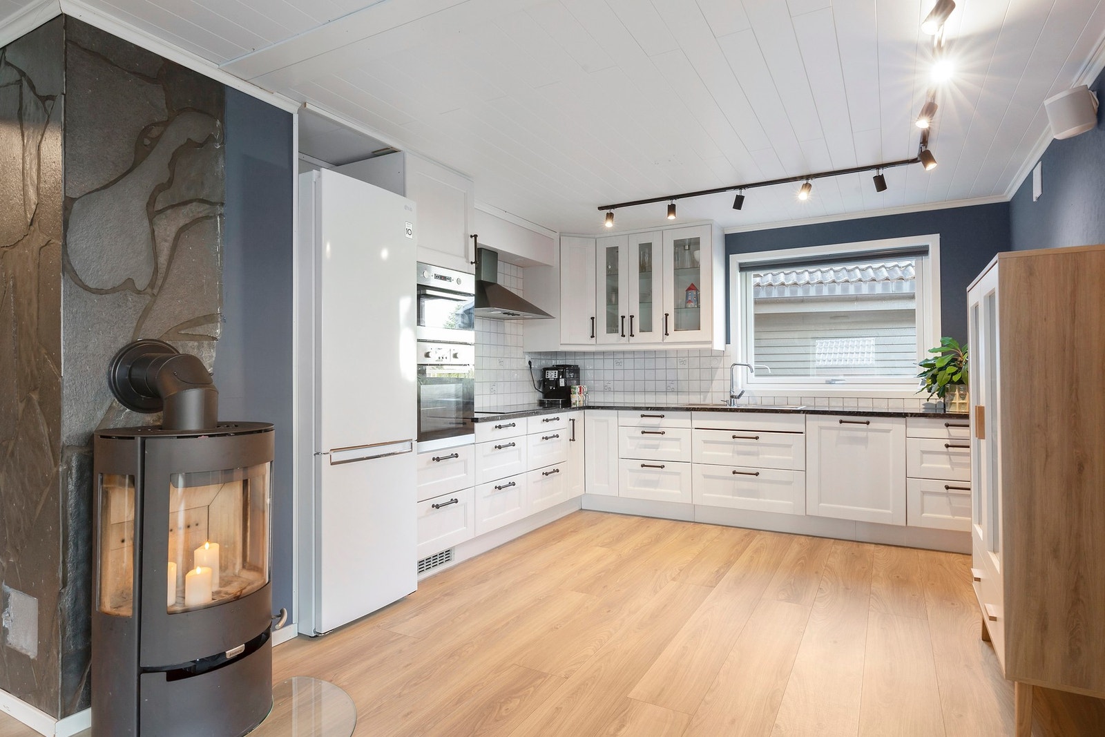 Stilren kjøkkeninnredning fra 2013 med god skap- og benkeplass - Det er integrert oppvaskmaskin og platetopp. Galleribilde