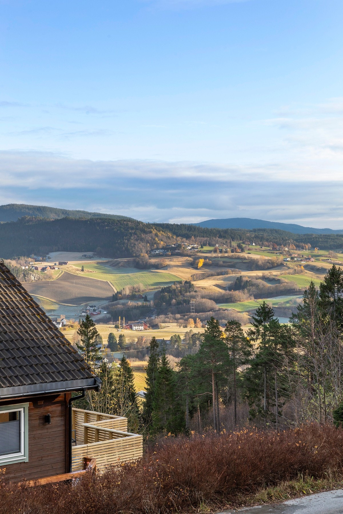 Fra eiendommen har man flott utsikt over dalføre. Galleribilde