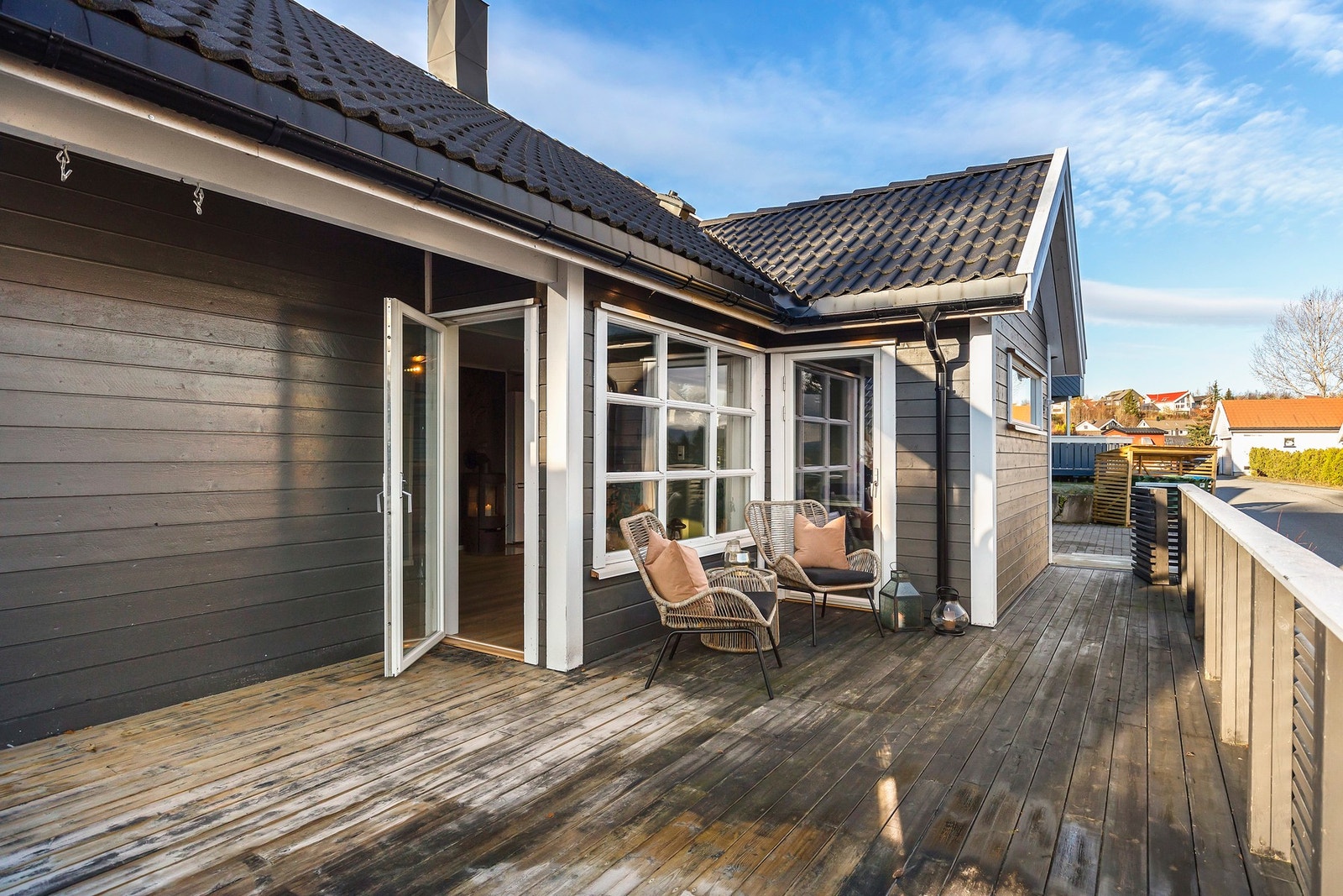 Stor terrasse på 45 kvm som strekker seg rundt boligen etter solgangen. På sommerhalvåret kommer solen fram rundt kl. 07 og går ned ca. kl. 19-20. Galleribilde