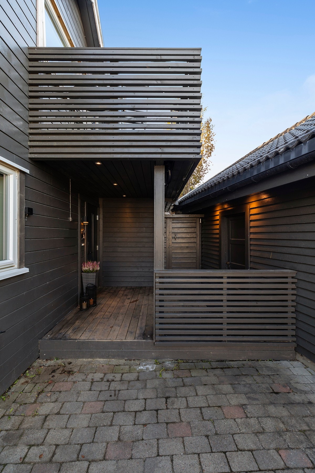 Pent opparbeidet inngangsparti - Det er skiftet ytterdør, samt lagt nytt gulv i yttergang i 2025. Galleribilde