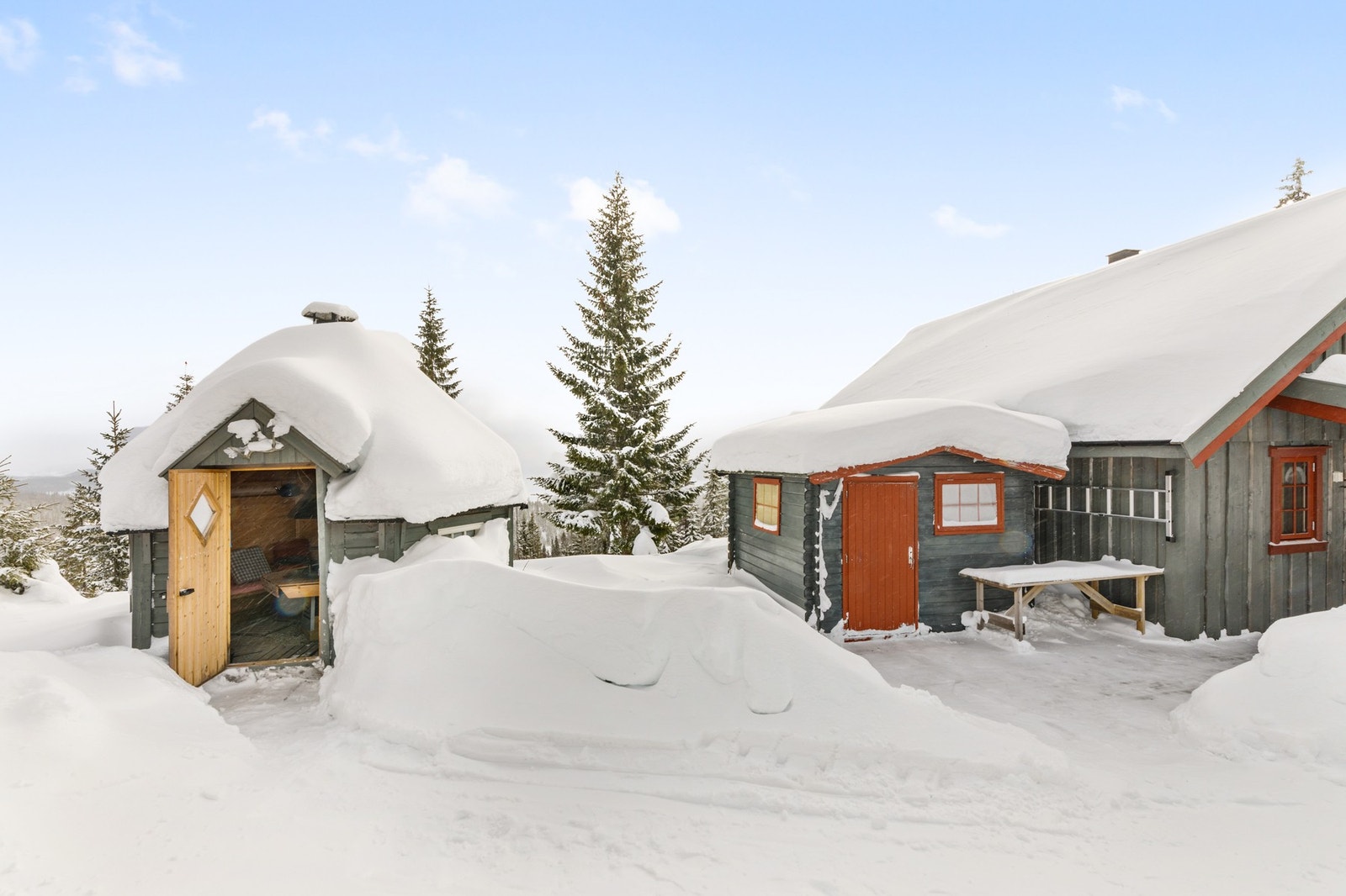 Tradisjonell hytte fra 2007. Fin beliggenhet i Løvsjølia Hyttegrend i Lierne kommune Galleribilde