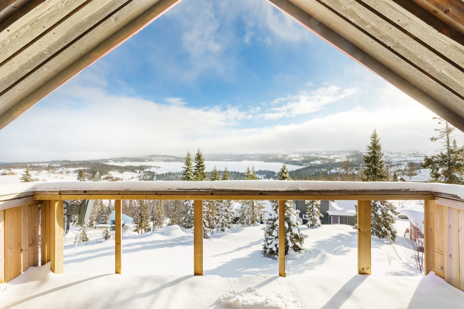 Hytta ligger på en høyde med flott utsikt og gode solforhold Galleribilde