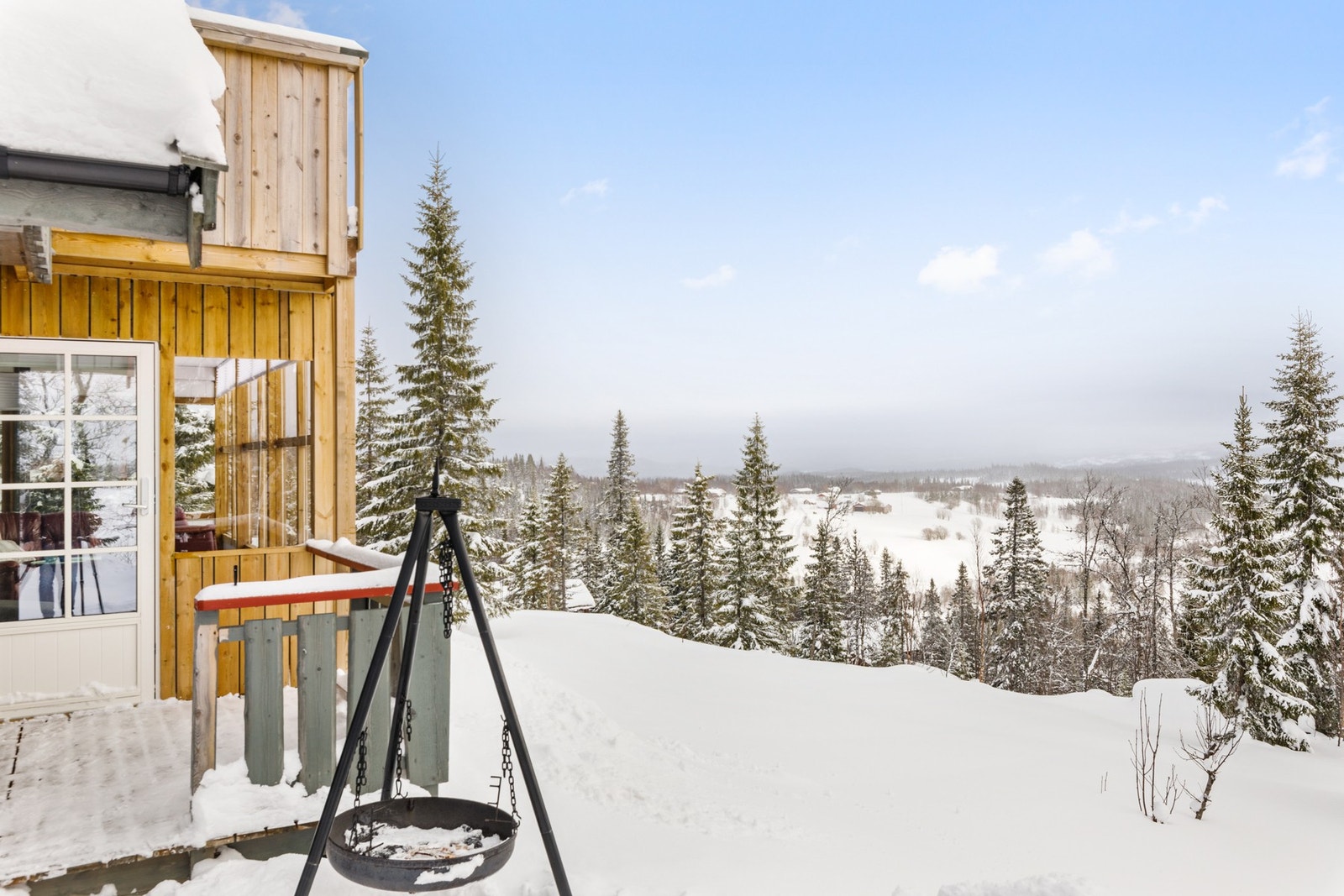 Omgitt av flott natur og med sol fra tidlig til sent, ligger alt til rette for å nyte det gode hytteliv! Galleribilde