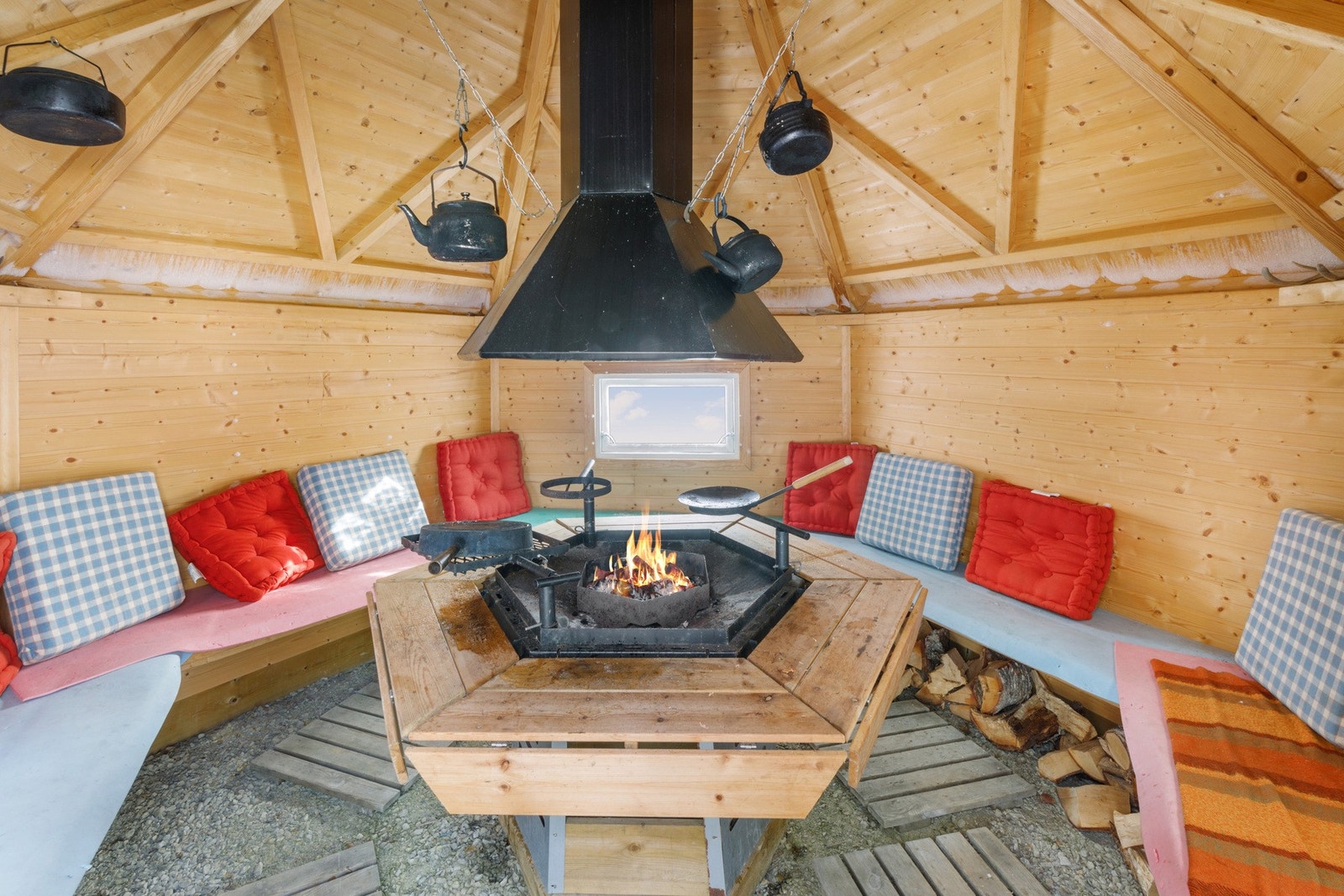 Trivelig grillhus som inviterer til hyggelige stunder og ekte hyttekos Galleribilde