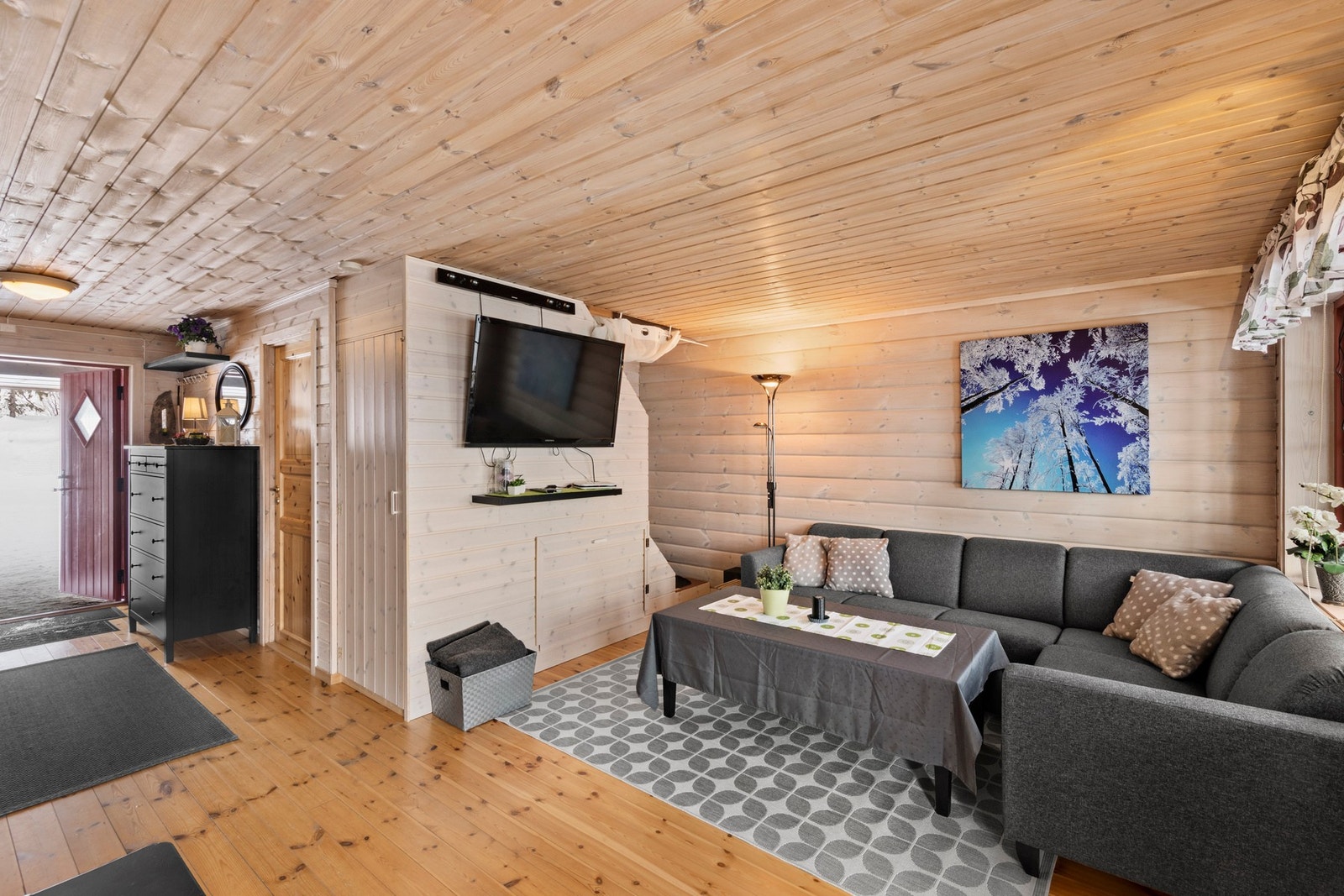 Lunt og koselig med lakkerte furugulv og lyse trepaneler Galleribilde