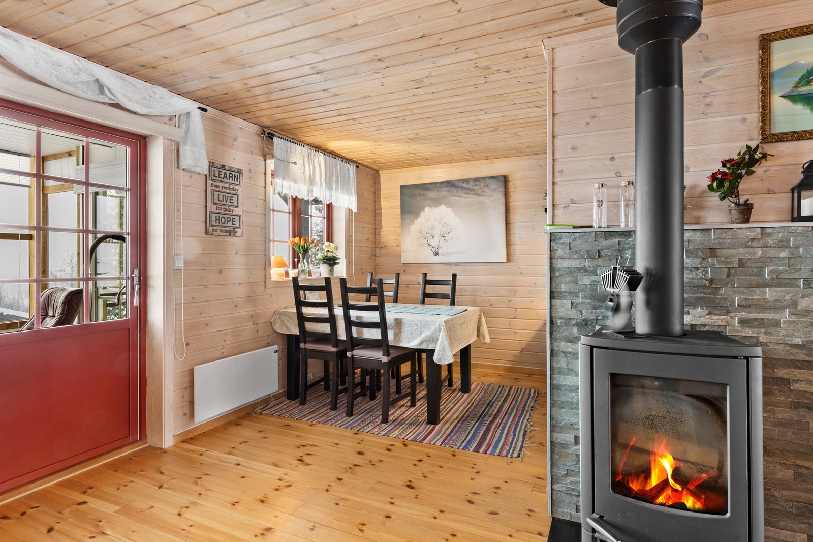 Oppvarming med strøm og vedfyring for ekstra hygge på kalde dager Galleribilde