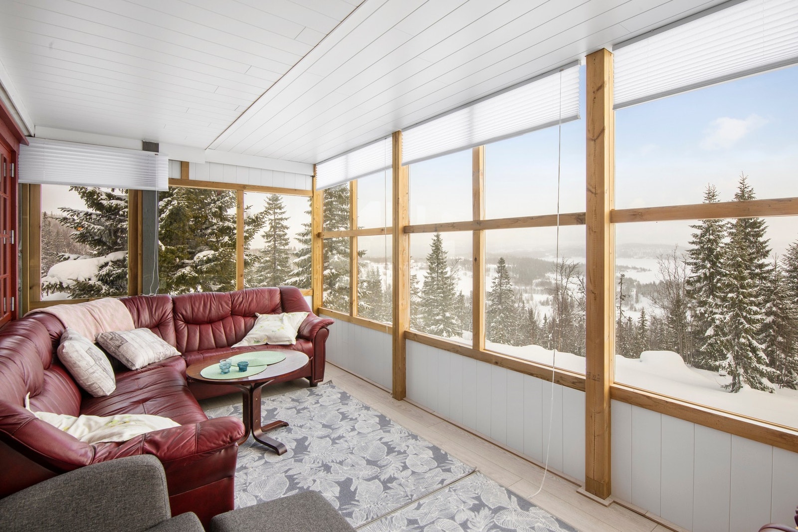 Lys og trivelig vinterhage med utsikt til de naturskjønne omgivelsene Galleribilde