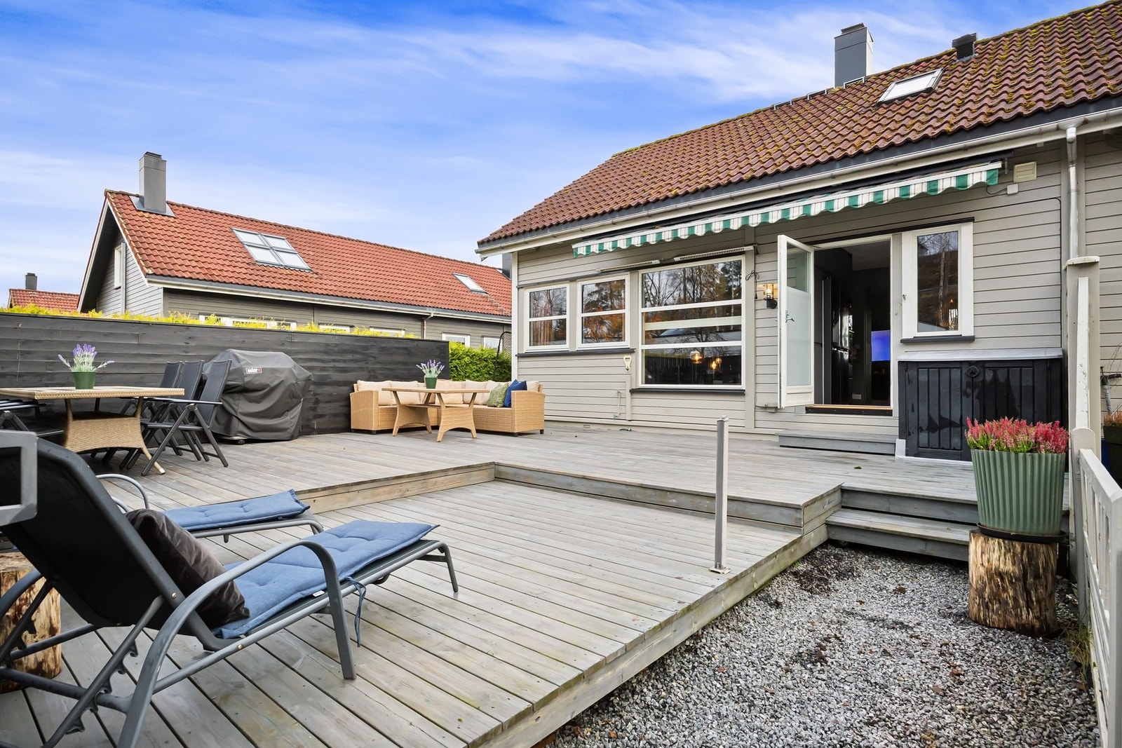 Stor, nordvestvendt terrasse med gode solforhold Galleribilde