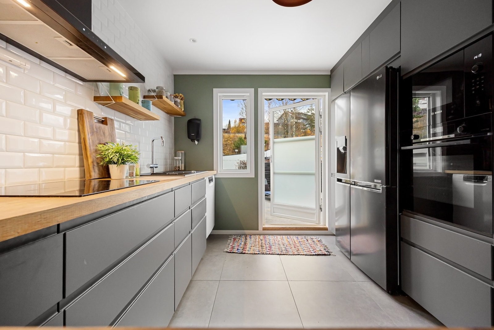 Kjøkken har utgang til den store uteplassen på oversiden av boligen Galleribilde