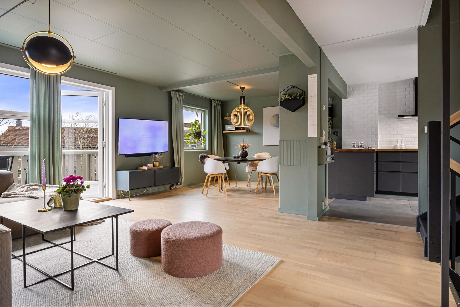 Boligen fremstår lys og moderne med stilfulle fargevalg og pene overflater Galleribilde