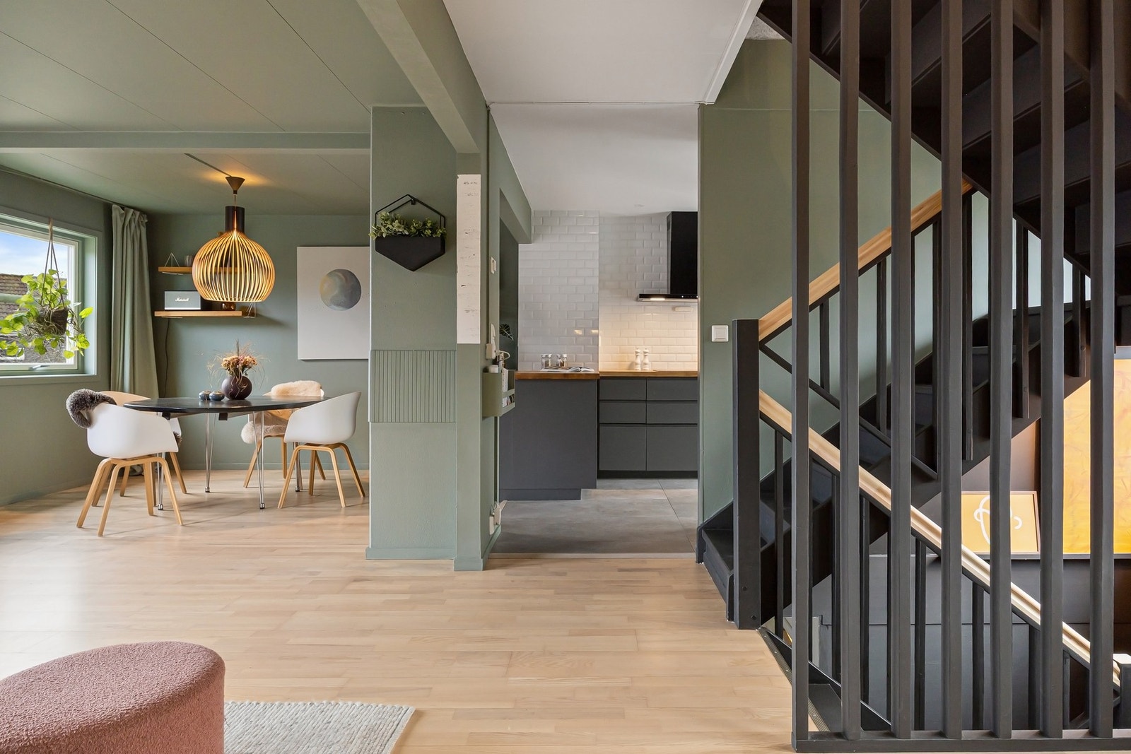 Boligen har en meget god planløsning med stue i delvis åpen løsning mot spisestue og kjøkken Galleribilde