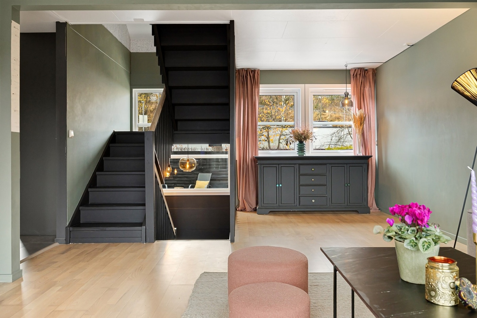 Store gode vindusflater på begge sider gir en lys og god romfølelse Galleribilde