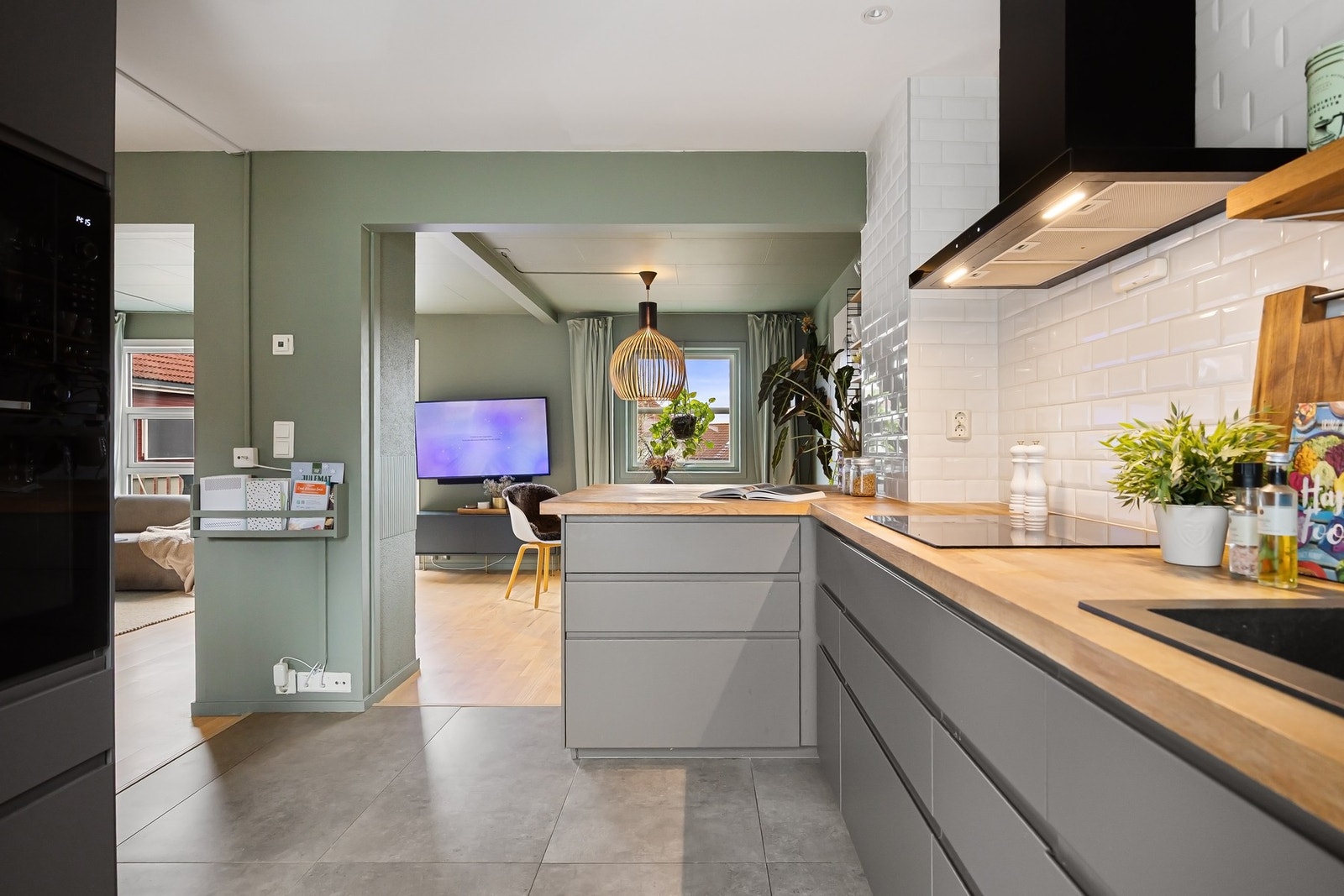 Kjøkkenet er i en praktisk, delvis åpen løsning ut mot stue Galleribilde