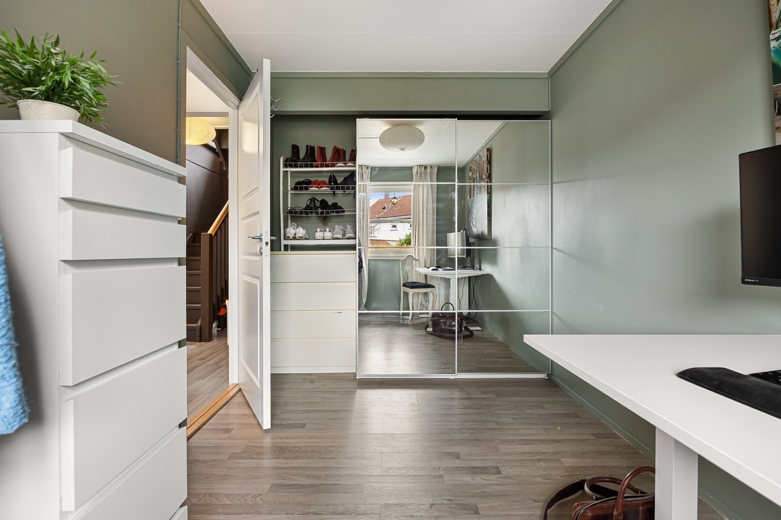 Store plassbygde skap. Galleribilde