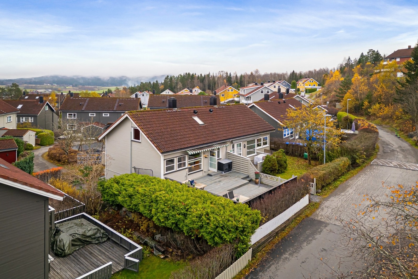 Turmulighetene starter rett nedenfor boligfeltet med opplyst akebakke for barna og skiløyper. Her finner du skiløyper innover i både Østmarka og Oslomarka. Det kan anbefales trasé som går fra Benterud til Mariholtet Galleribilde