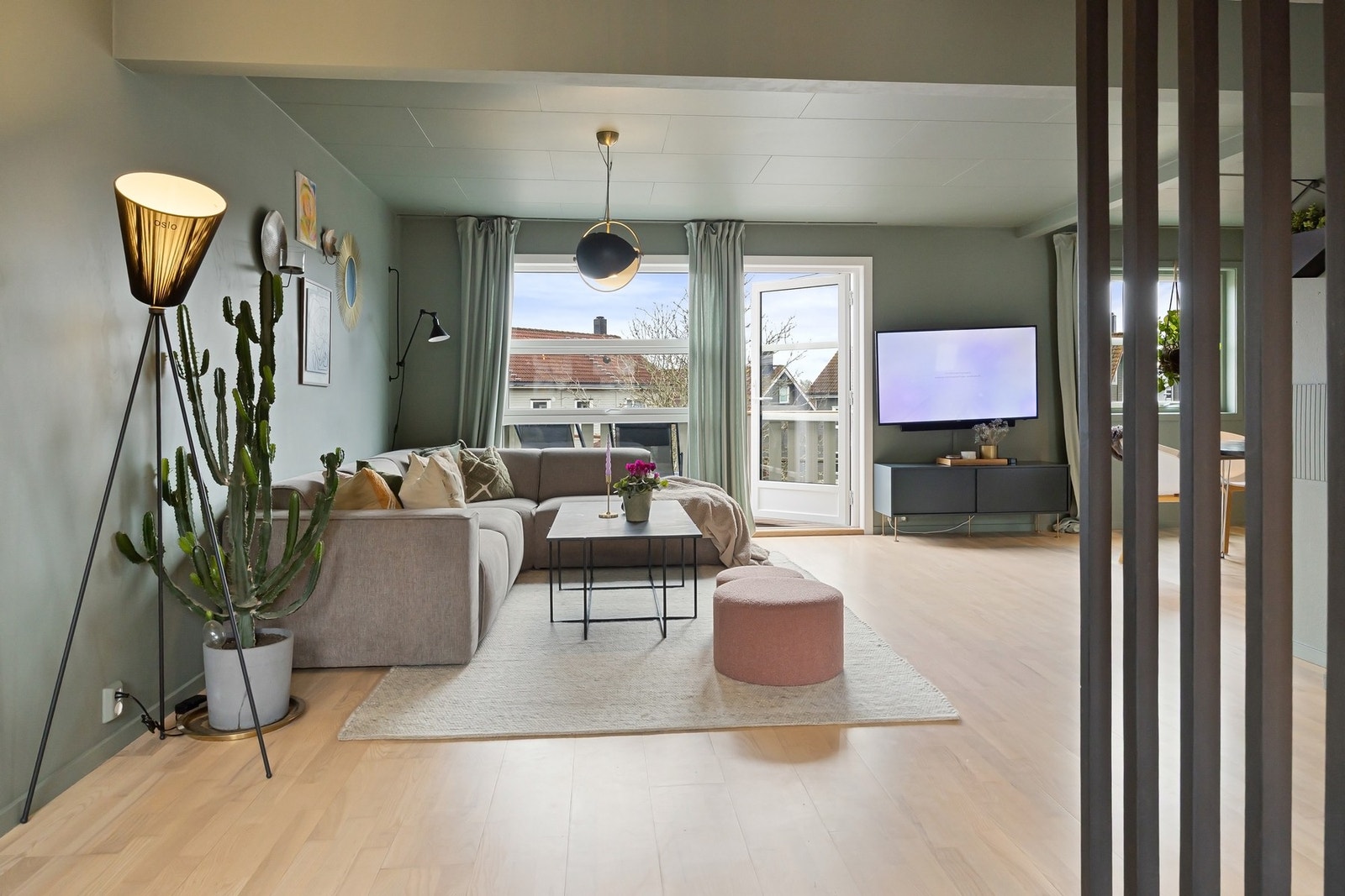 Det lyse parkettgulvet i kontrast mot veggene gir rommet en naturlig harmoni Galleribilde