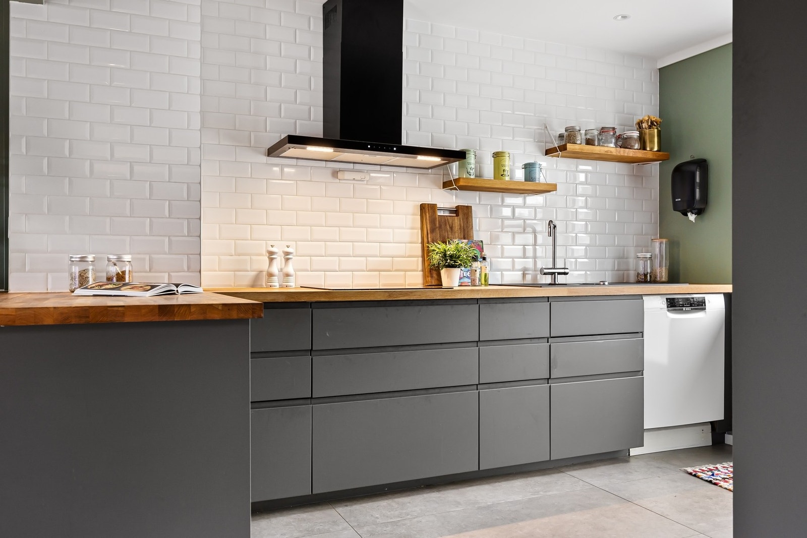 Meget pent kjøkken med god skap og benkeplass Galleribilde