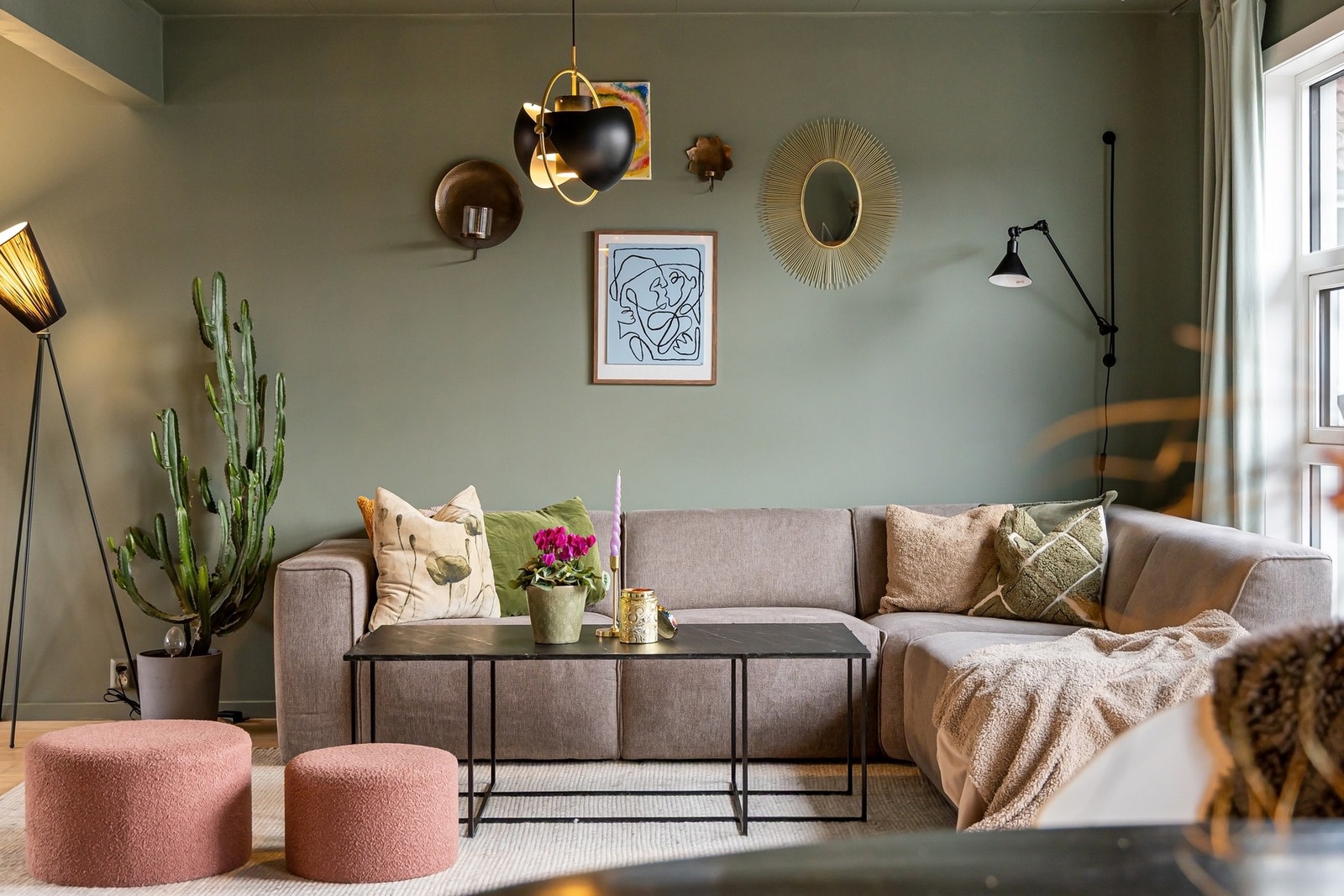 Stuen er romslig og gir deg flere innredningsmuligheter Galleribilde