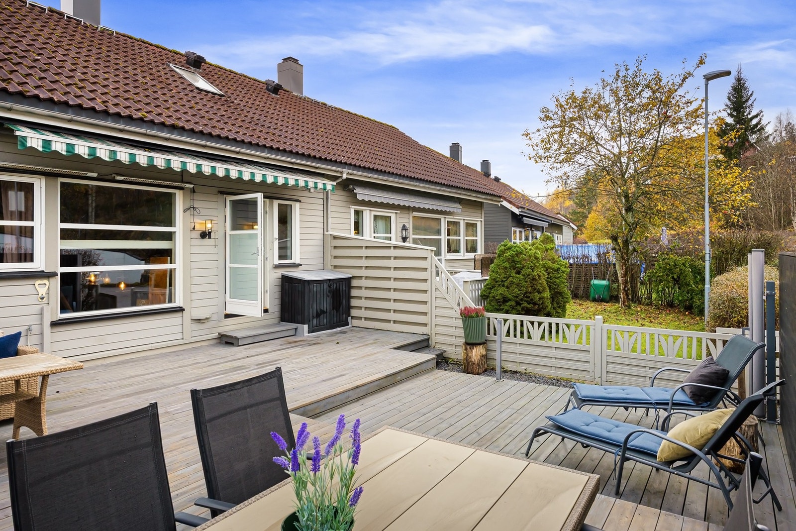 Uteplassen ligger nordvest så her har du gode solforhold Galleribilde