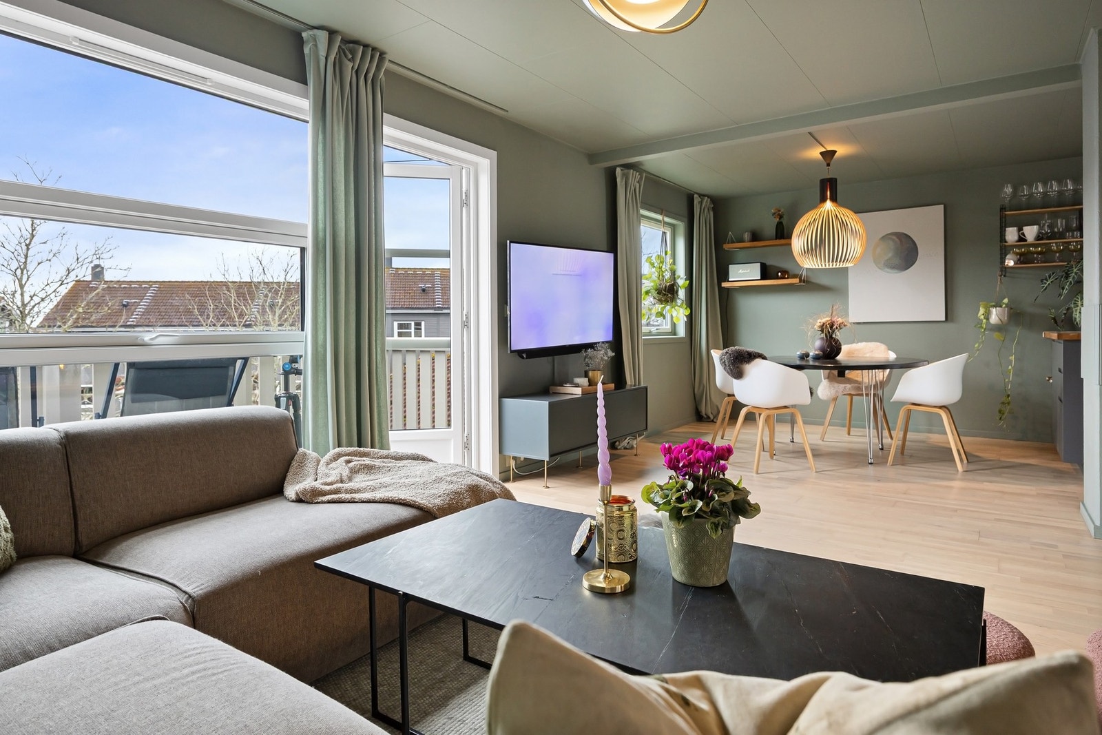 Du har utgang til uteplass på begge sider av boligen som sikrer gode solforhold dagen rundt Galleribilde