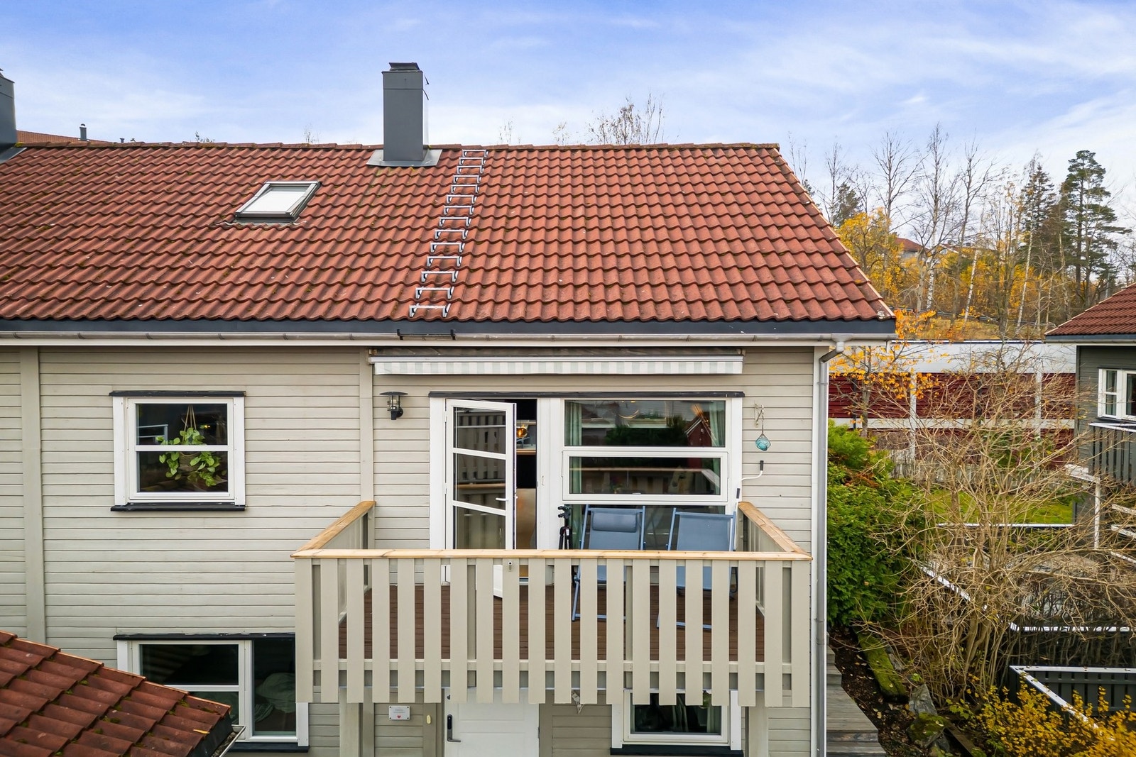 Her har du også kvaliteter som balkong, garasjeplass med elbillader og egen parkeringsplass. Galleribilde