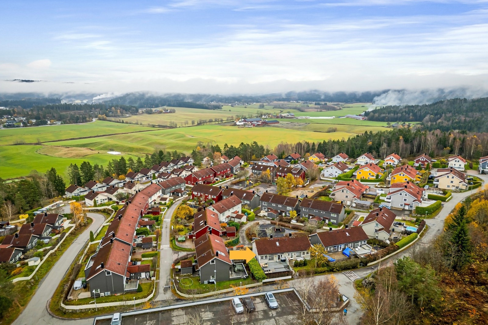 Her bor man godt med trygg avstand fra bilvei, og med lekeplass og grøntarealer rett utenfor døren Galleribilde