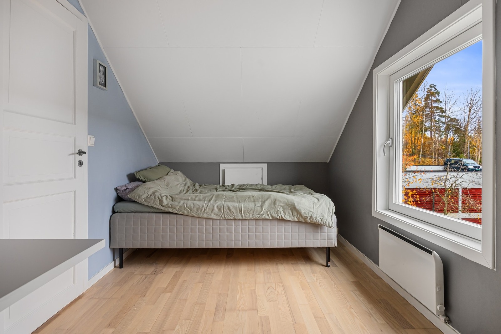 Det andre rommet i 2 etg. er også av god størrelse med flere bruksområder. Galleribilde