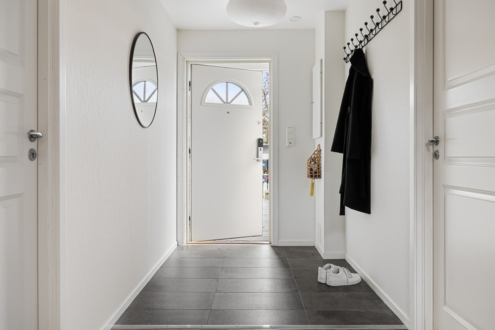 Boligen har en romslig entre med fin plass til oppbevaring av sko og yttertøy. Galleribilde