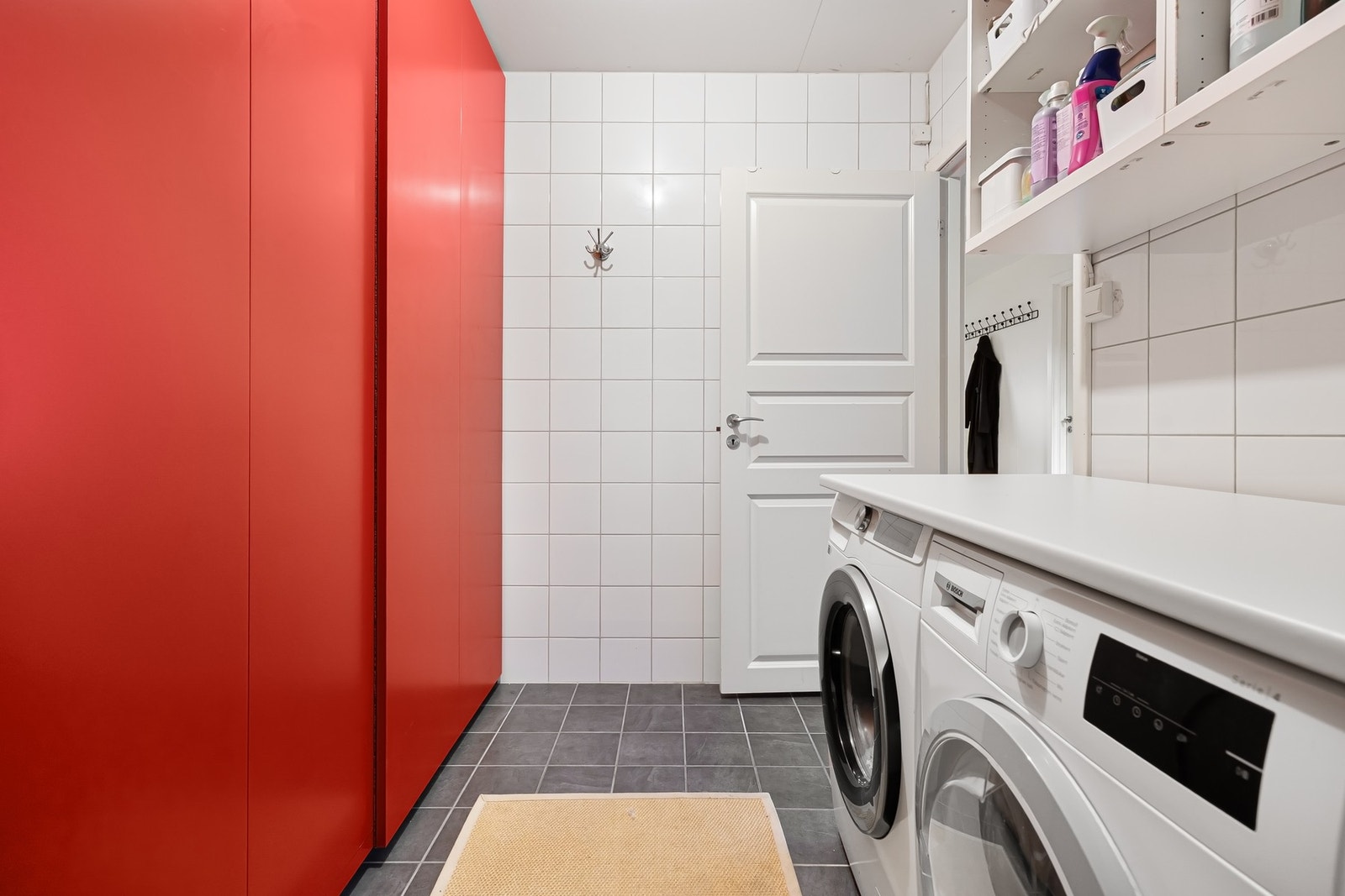 Boligen har et stort og praktisk vaskerom/bod i 1 etg. Galleribilde