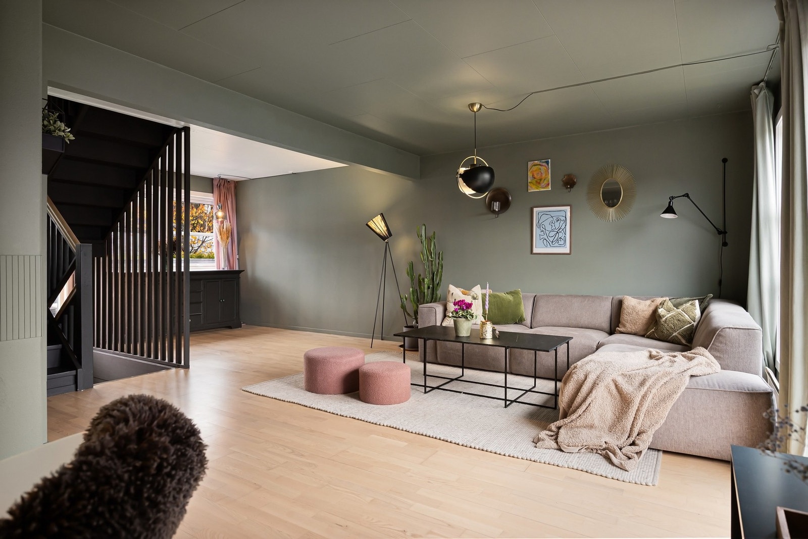 Lys og luftig stue med tidsriktige og varme fargevalg Galleribilde