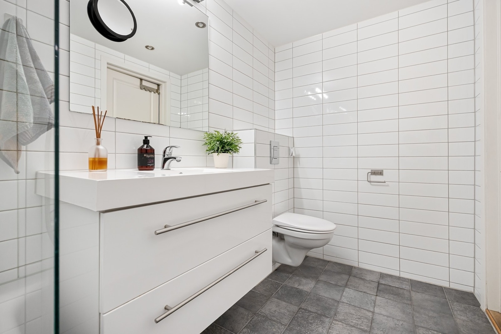 Her har du både badekar, servant og WC. Galleribilde