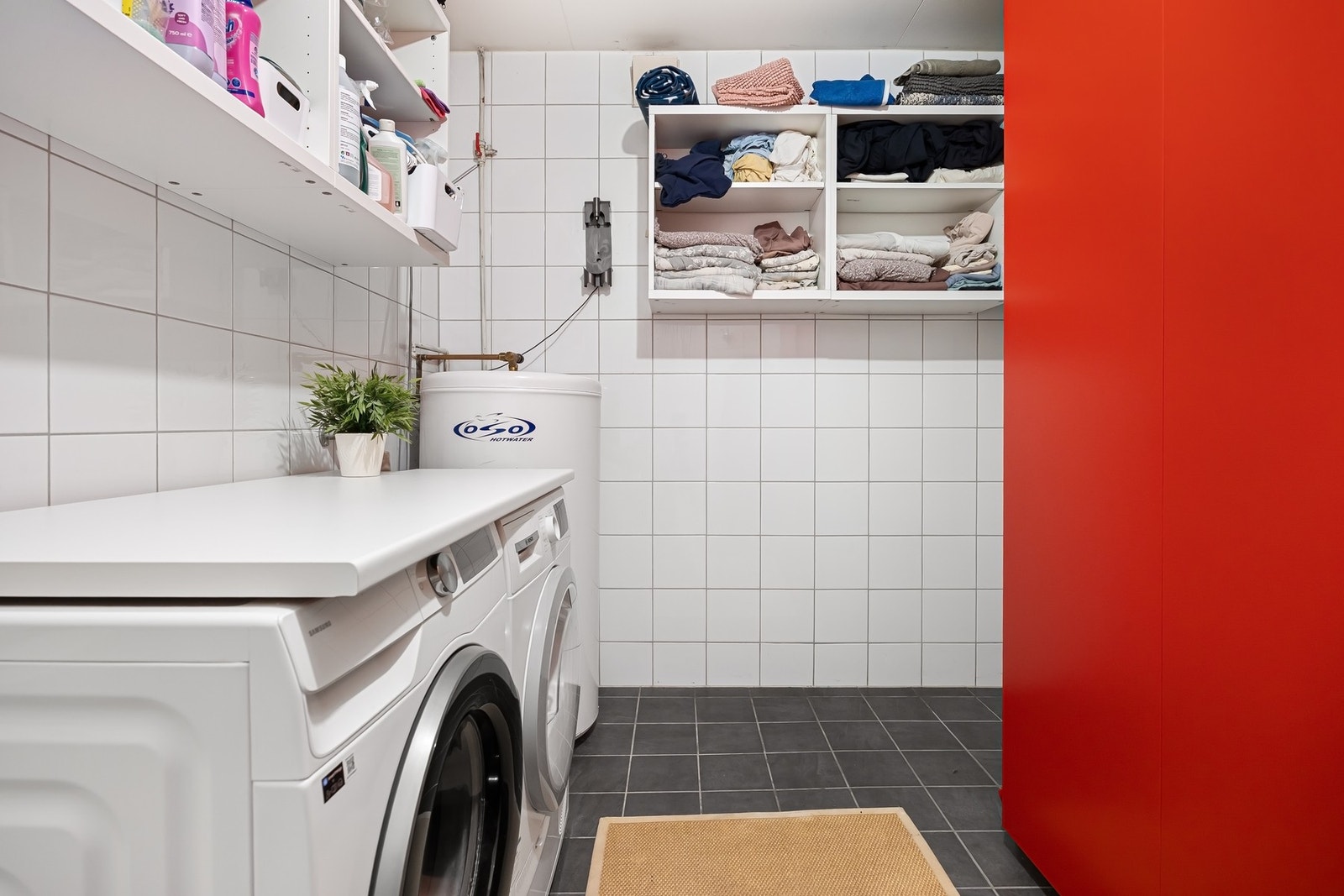 Her har du god plass til både vask/tørk og oppbevaring Galleribilde