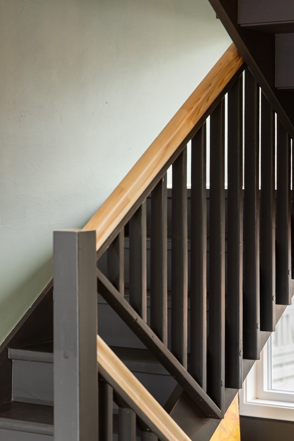 Boligen har en meget stilfull trapp som binder etasjene sammen. Galleribilde