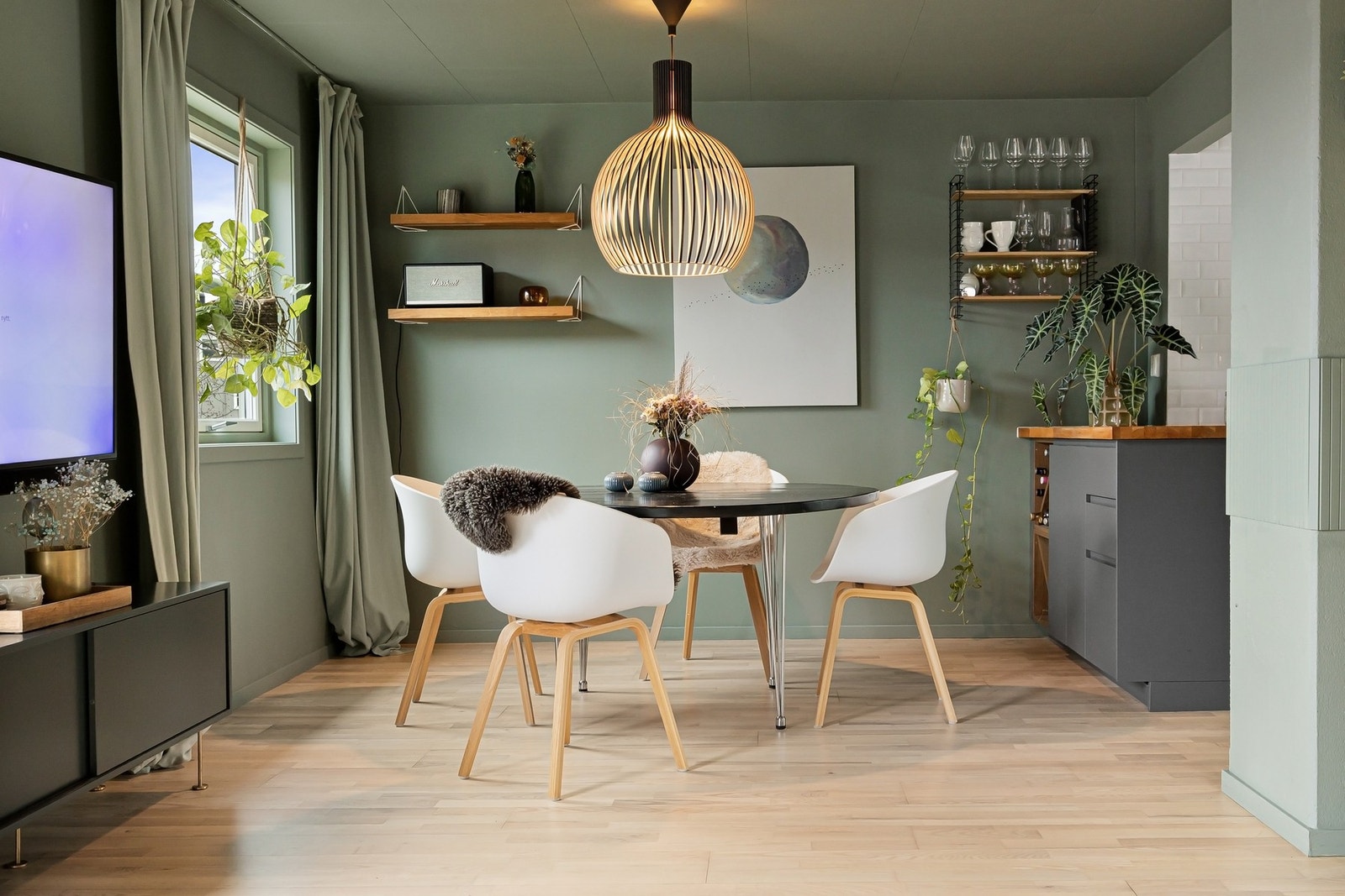 Naturlig spisestue i overgangen mot kjøkken Galleribilde