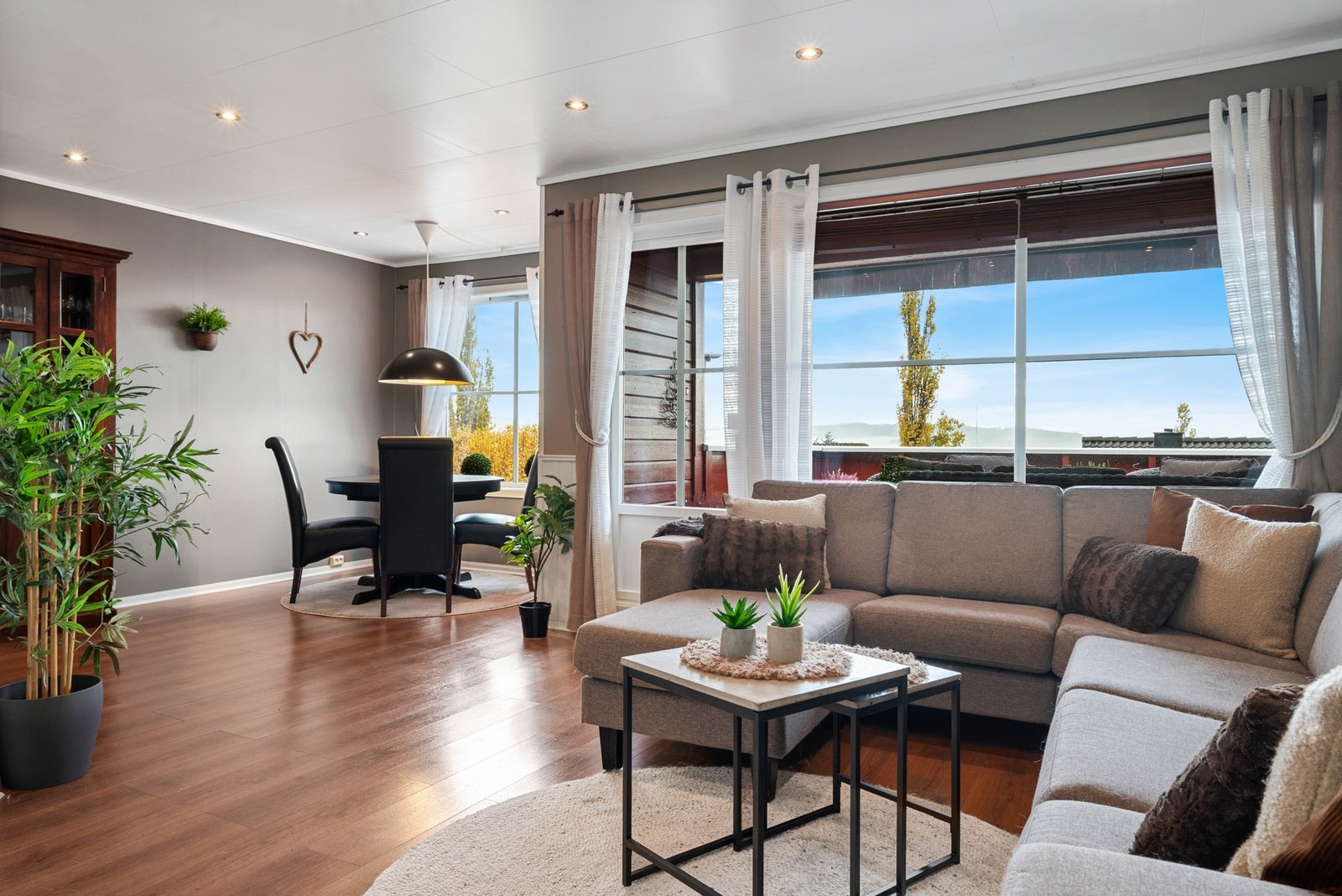 Boligen har en god planløsning. over to etasjer. Galleribilde